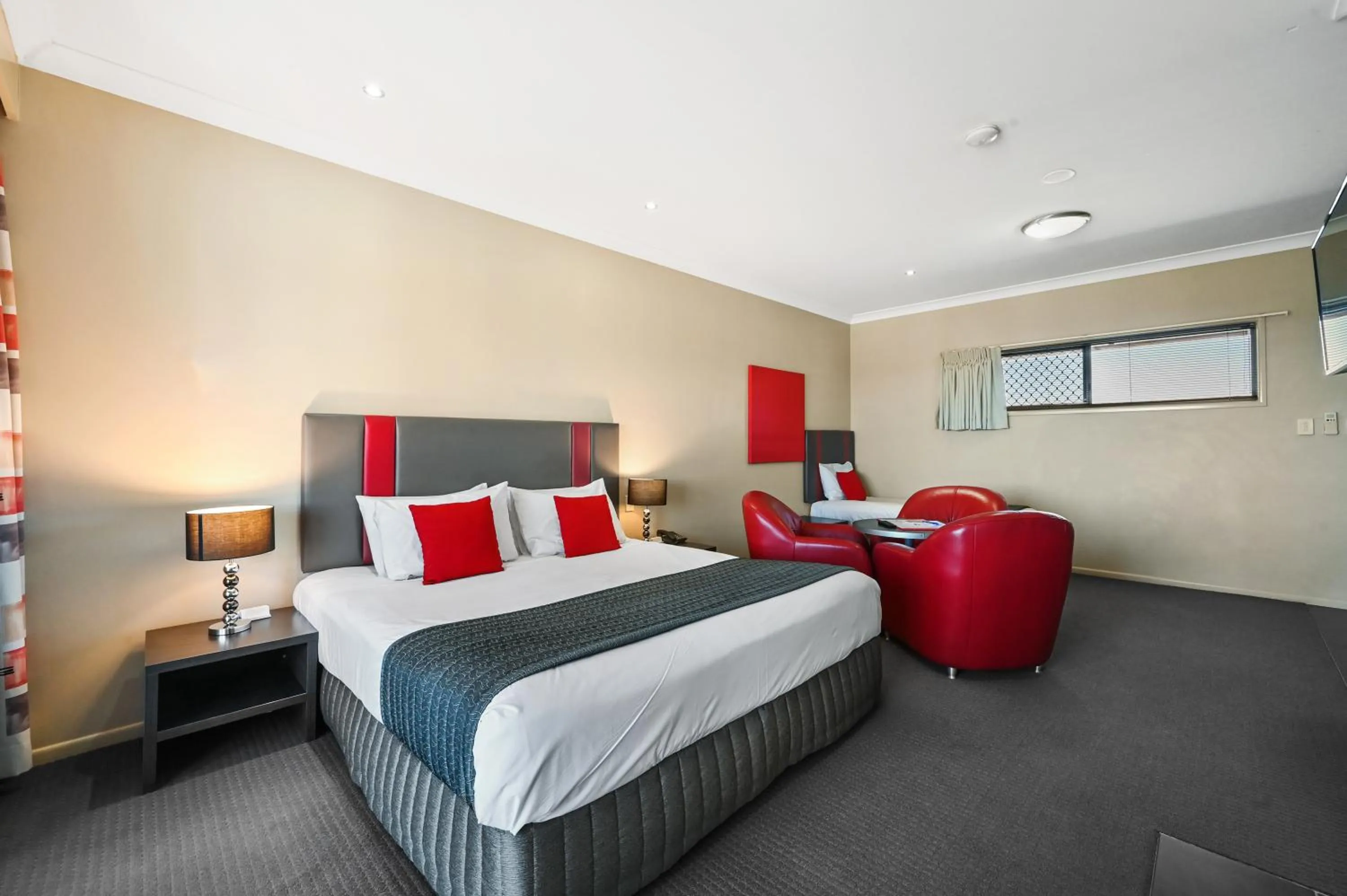 Photo of the whole room, Bed in Platinum International