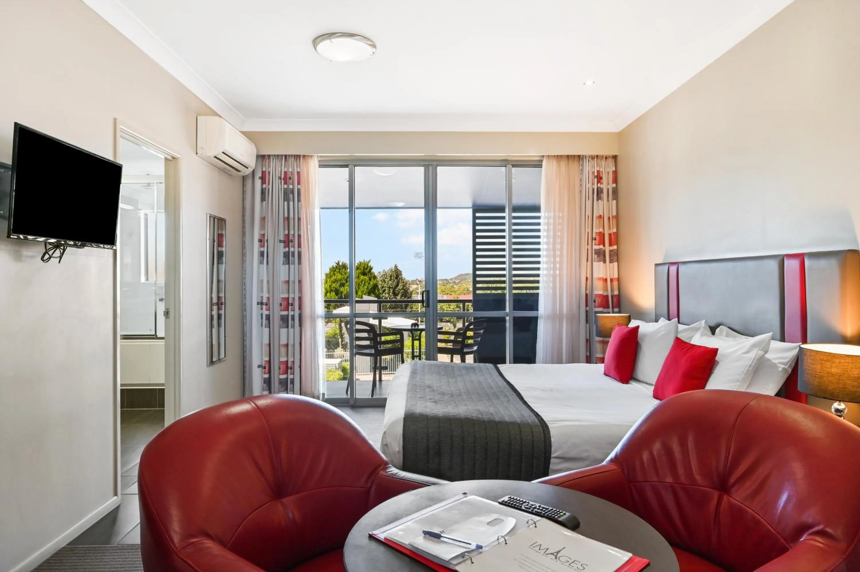 Photo of the whole room, Bed in Platinum International