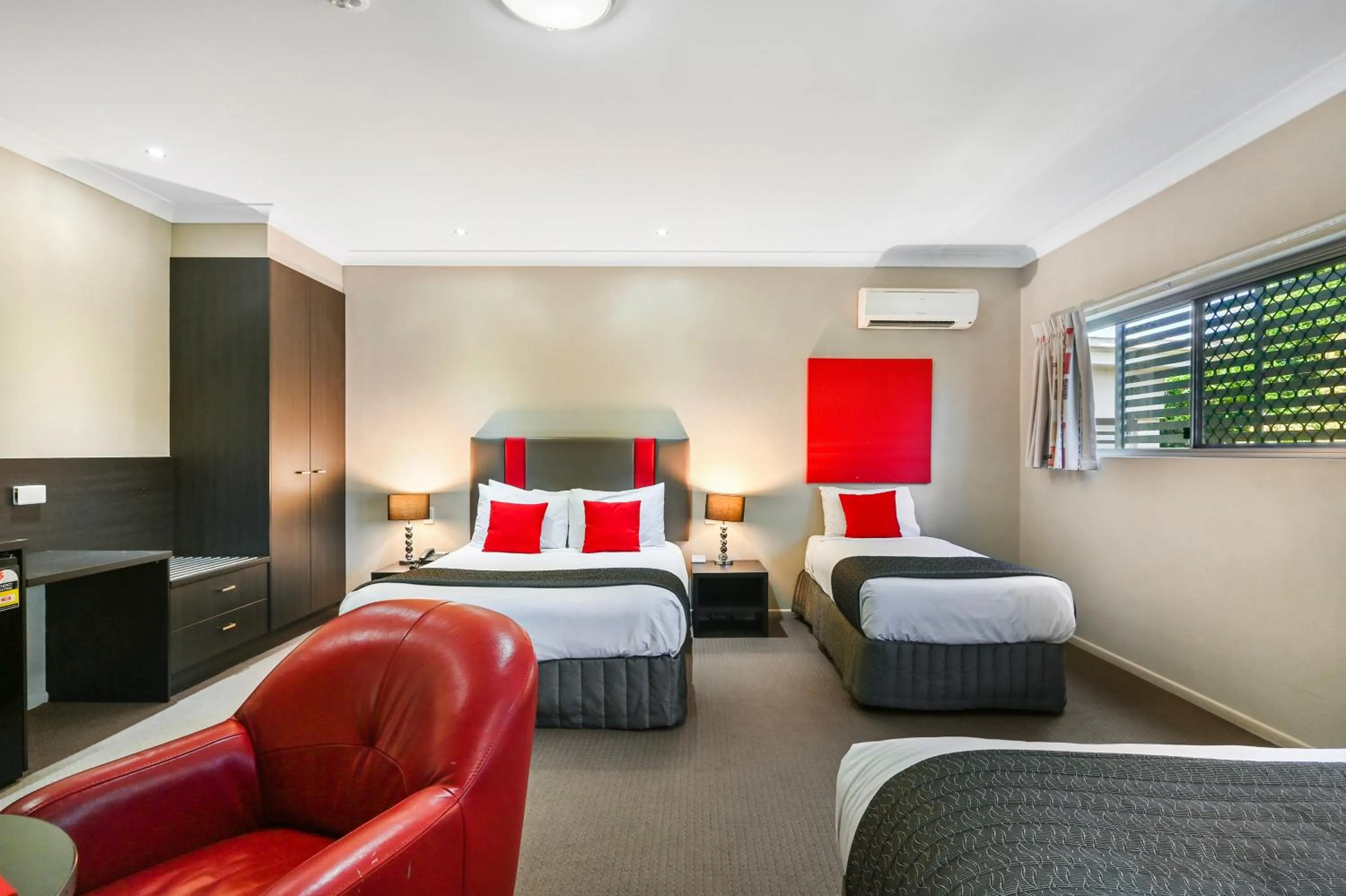 Photo of the whole room, Bed in Platinum International