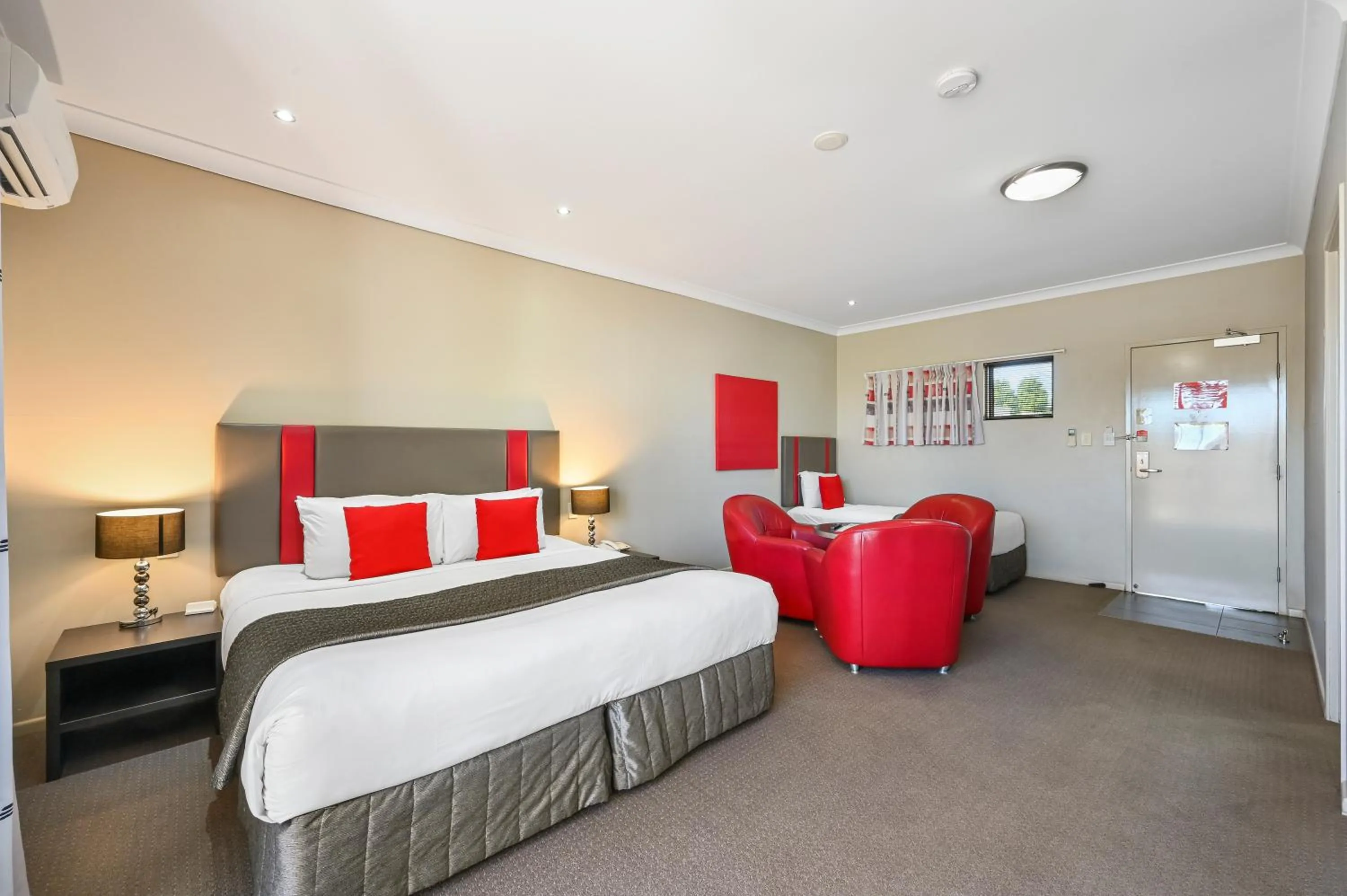 Photo of the whole room, Bed in Platinum International