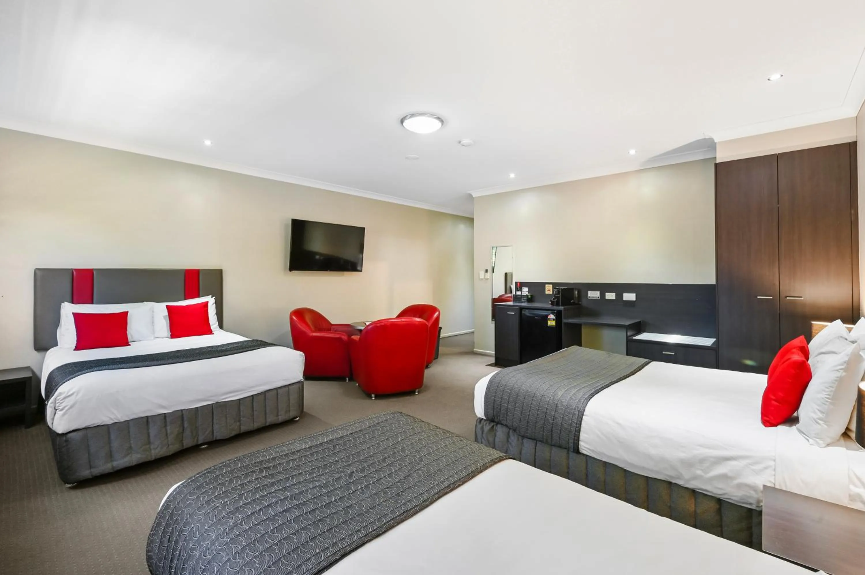 Photo of the whole room, Bed in Platinum International