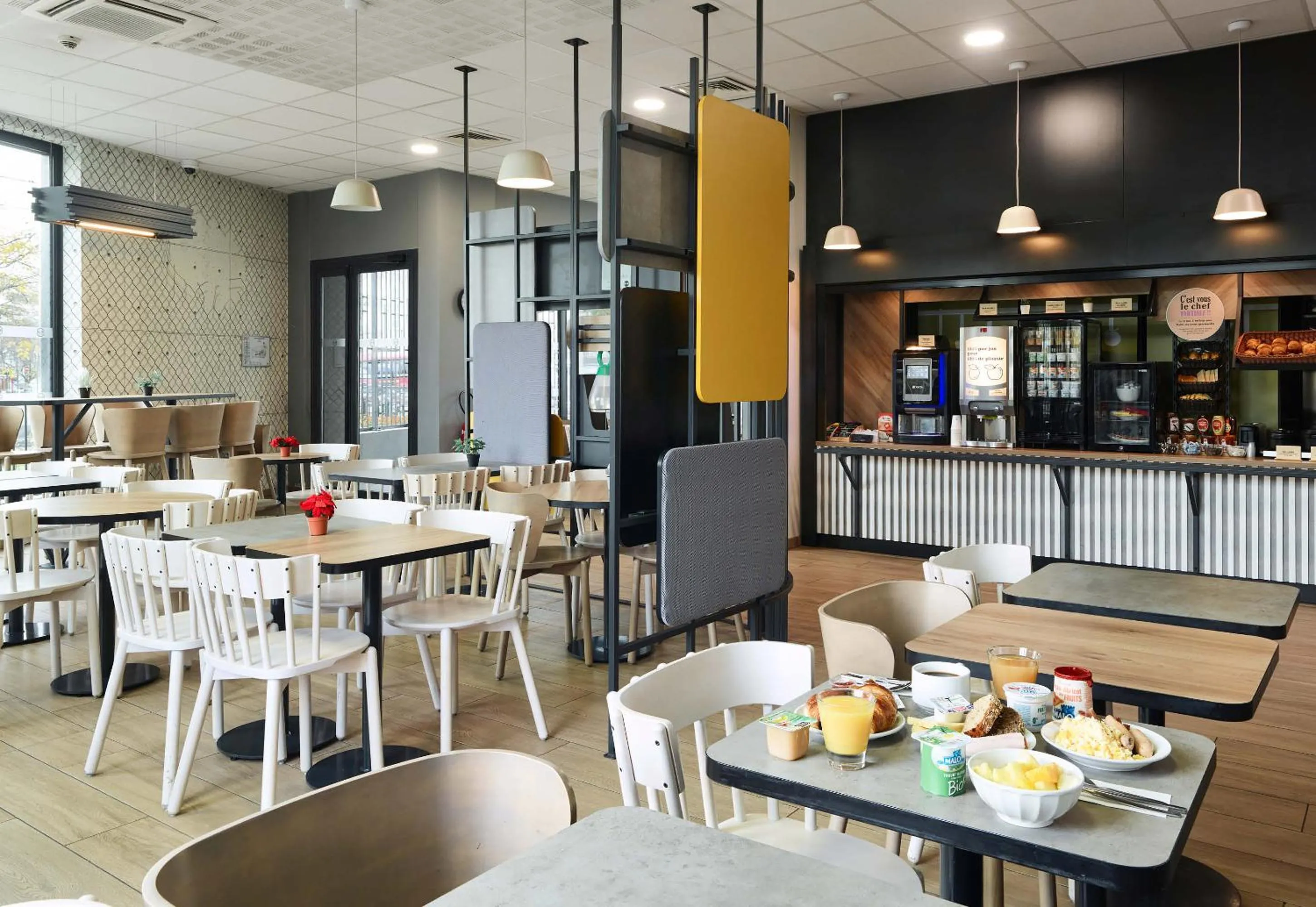 Restaurant/places to eat in B&B HOTEL Paris Gennevilliers Asnières