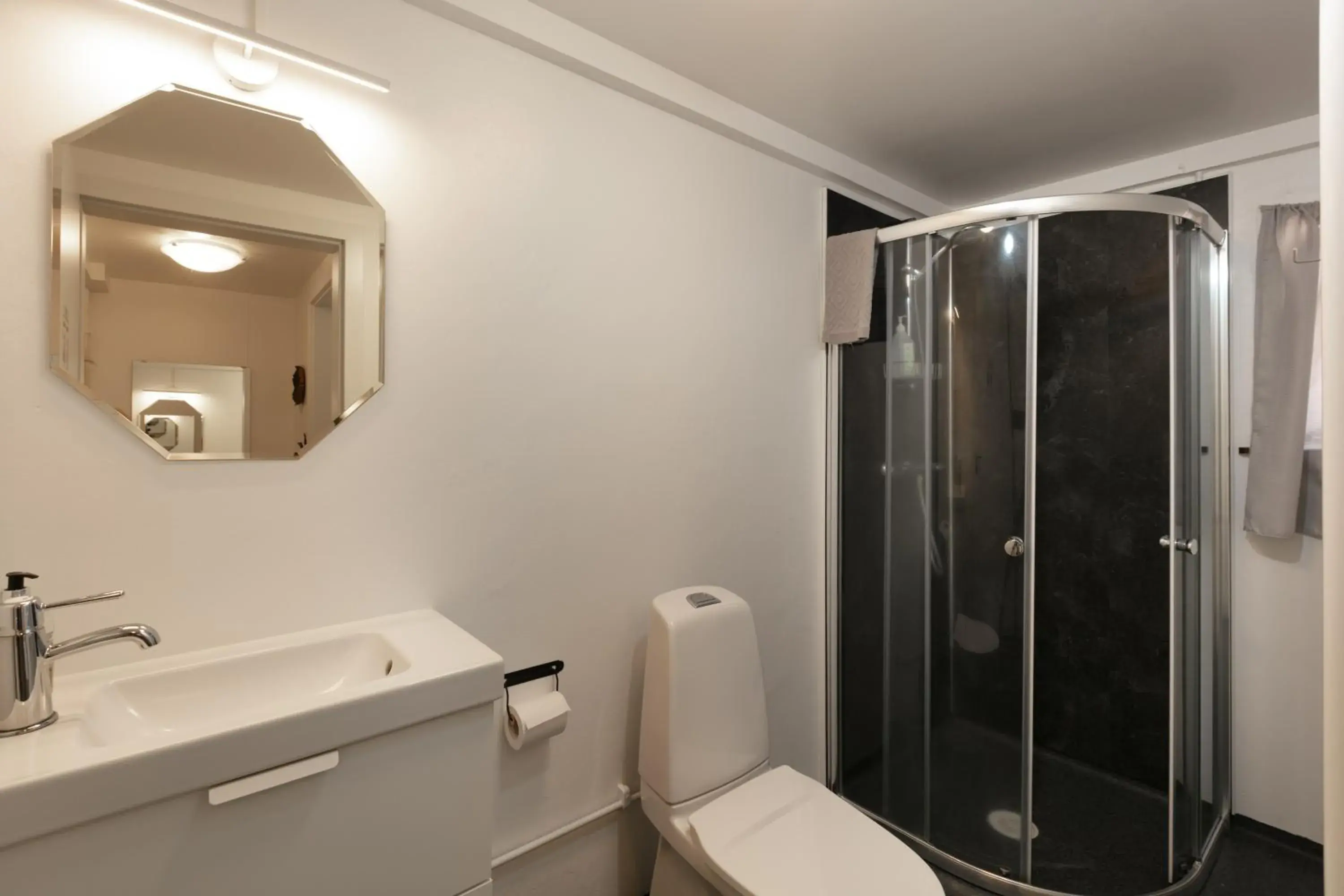 Twin Room with Shared Bathroom - single occupancy in Karuna Guesthouse Twin Room with Shared Bathroom - single occupancy in Karuna Guesthouse