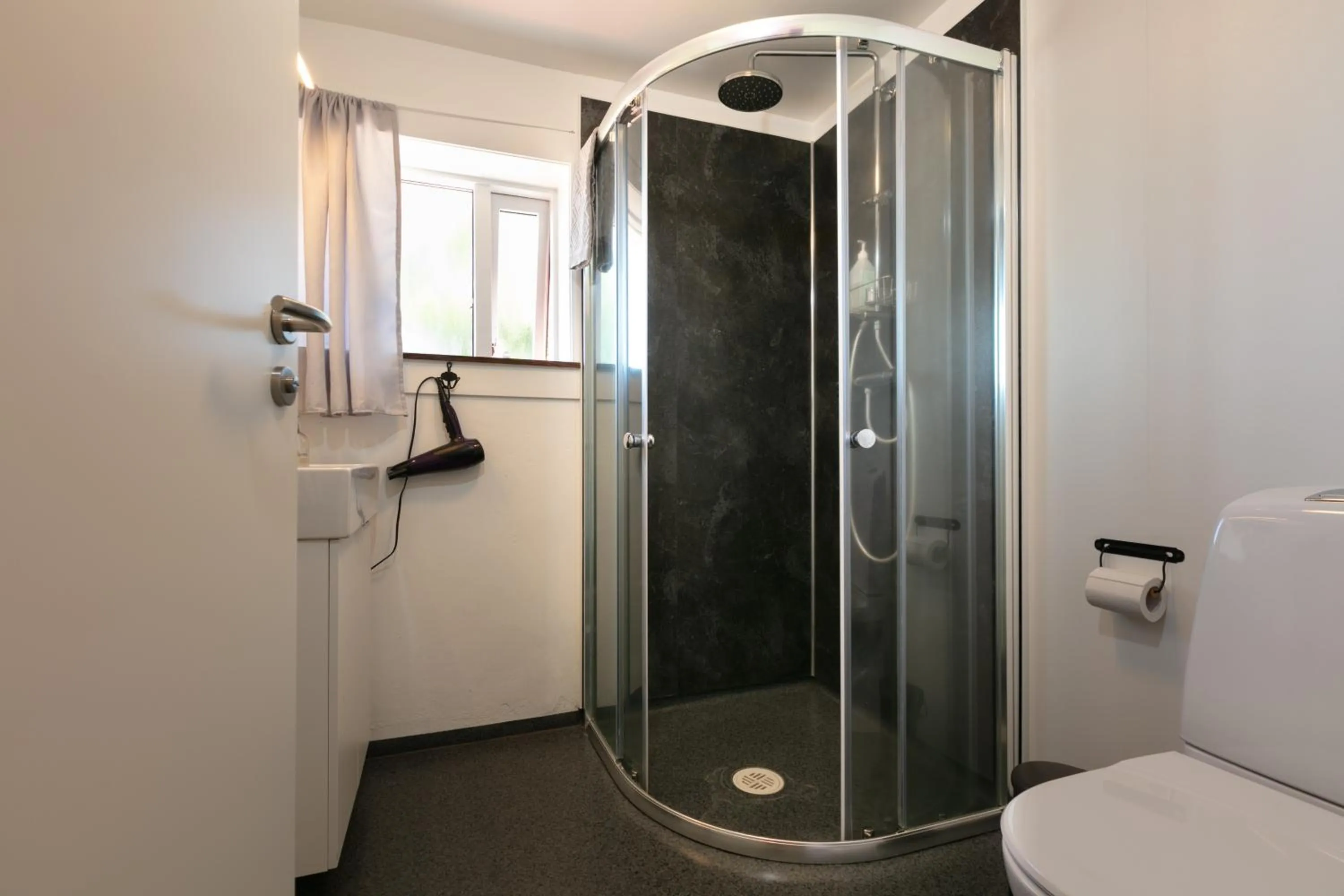 Shower in Karuna Guesthouse