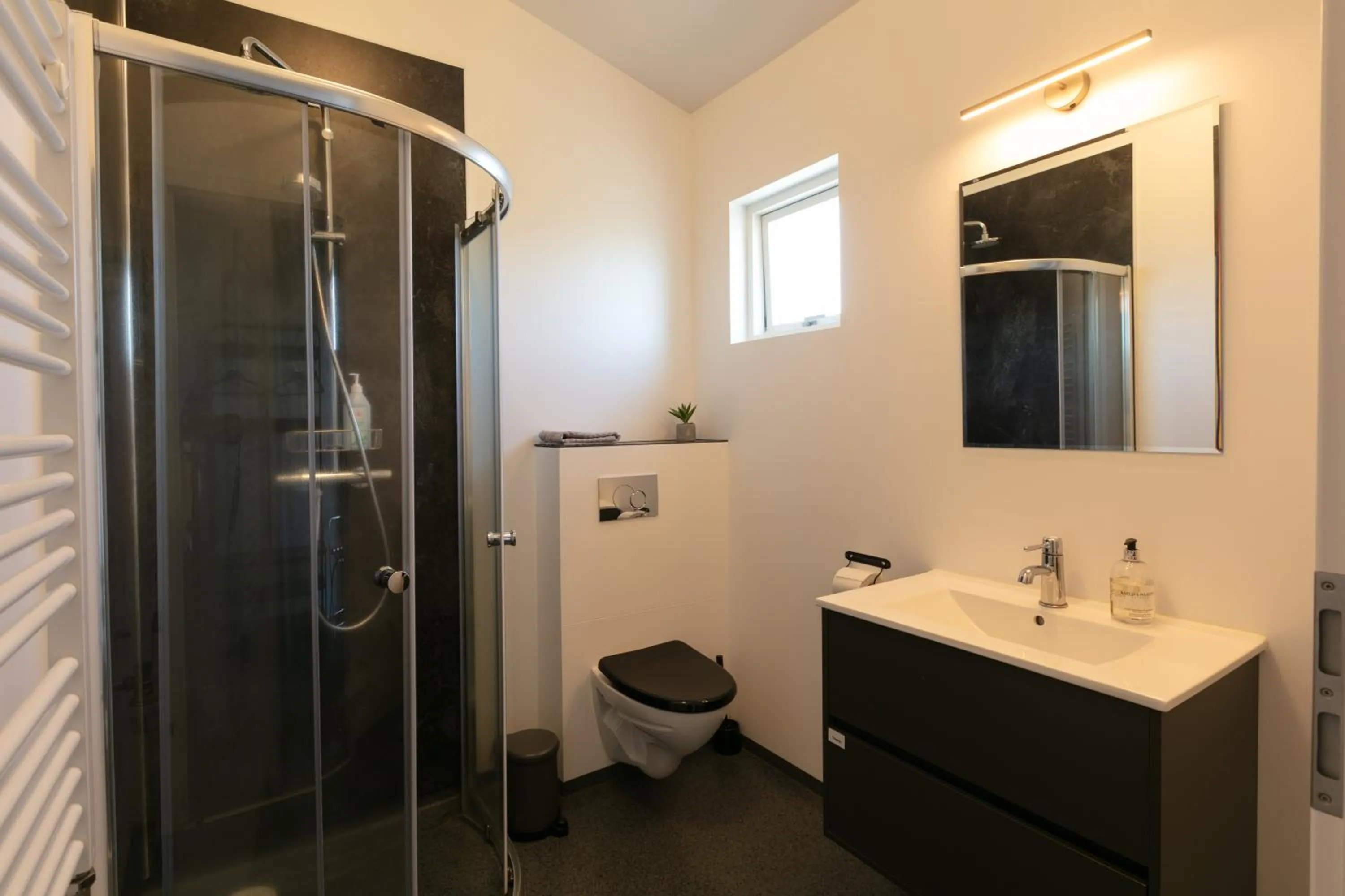 Shower in Karuna Guesthouse