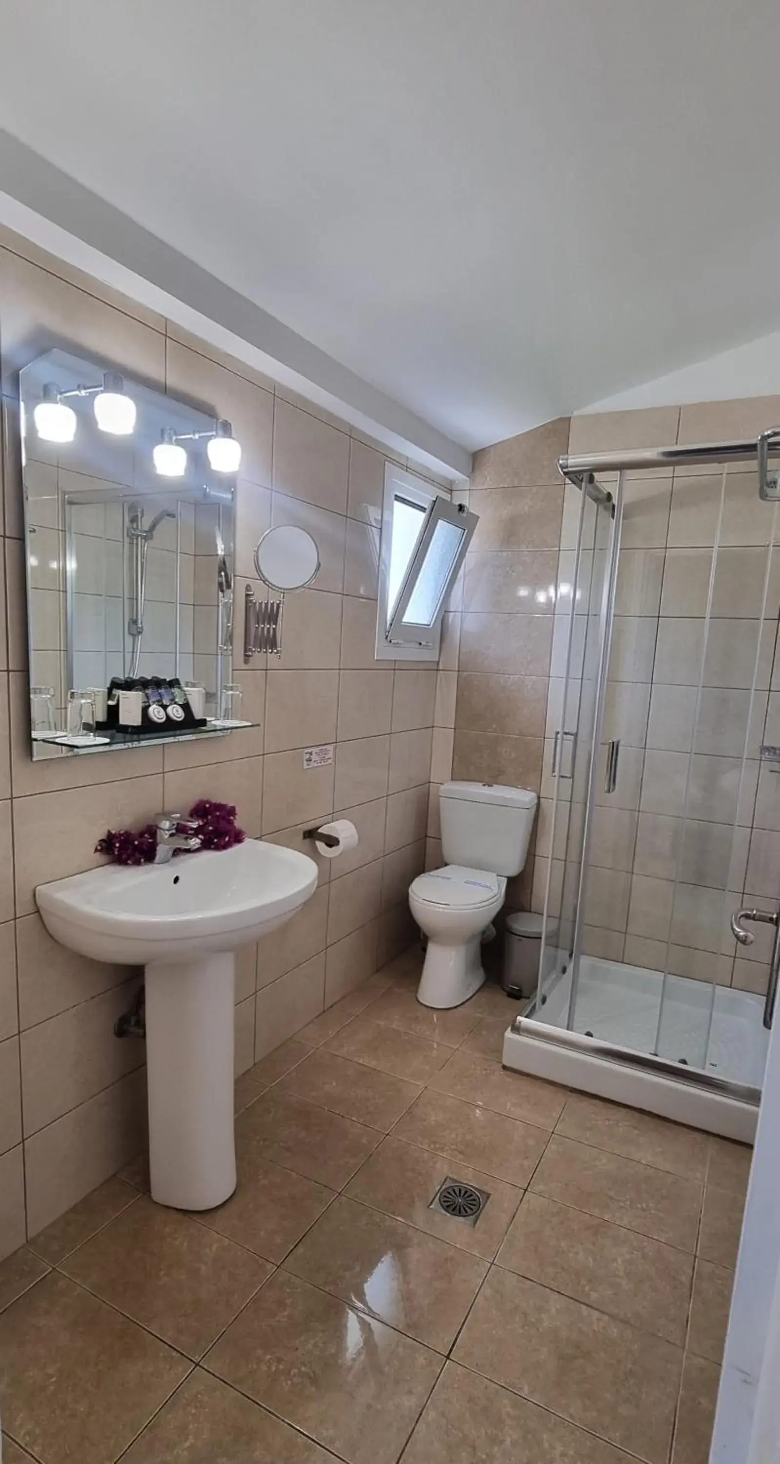 Bathroom in Hotel Yannis Corfu Bathroom in Hotel Yannis Corfu