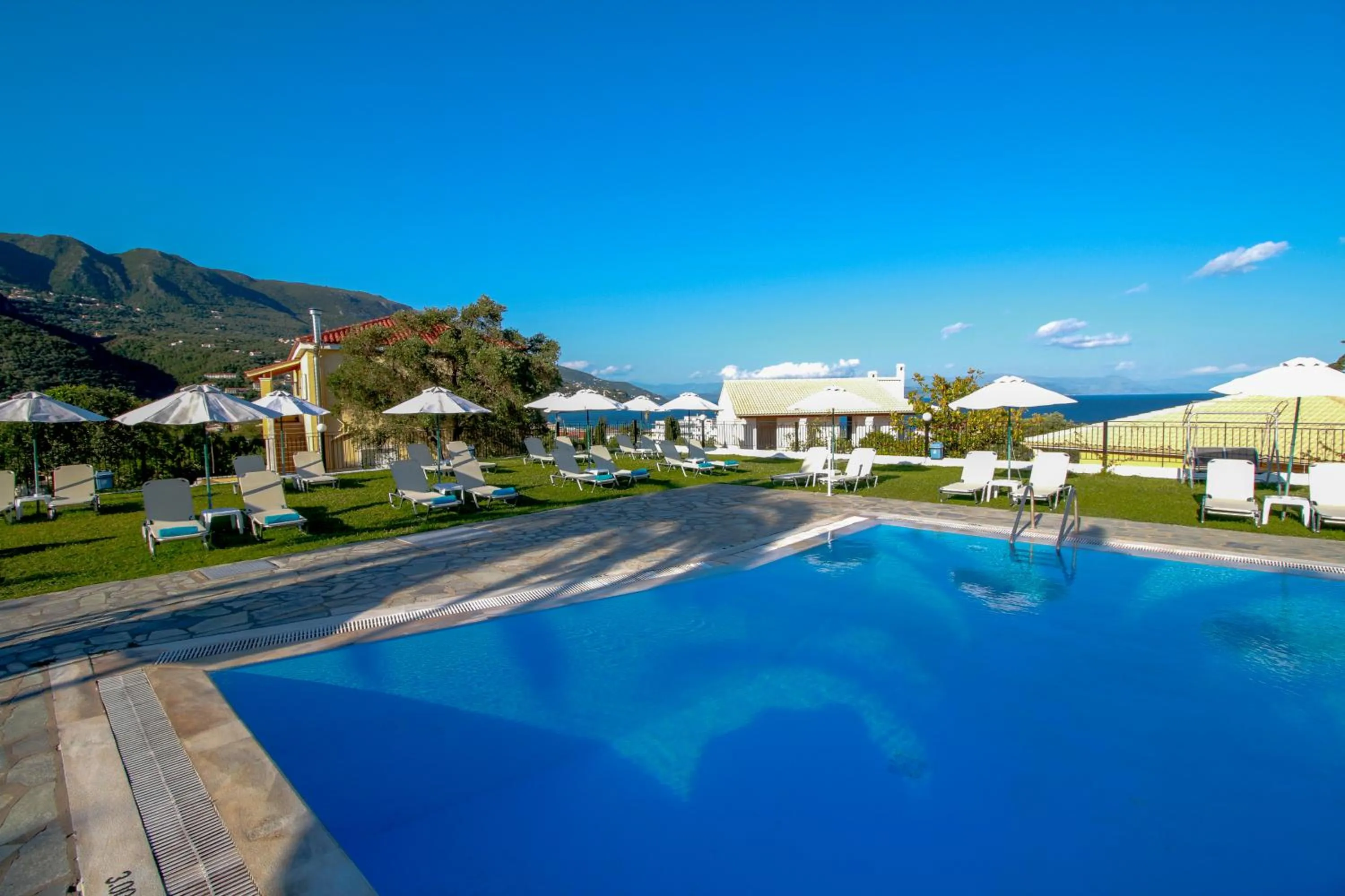 Swimming pool in Hotel Yannis Corfu