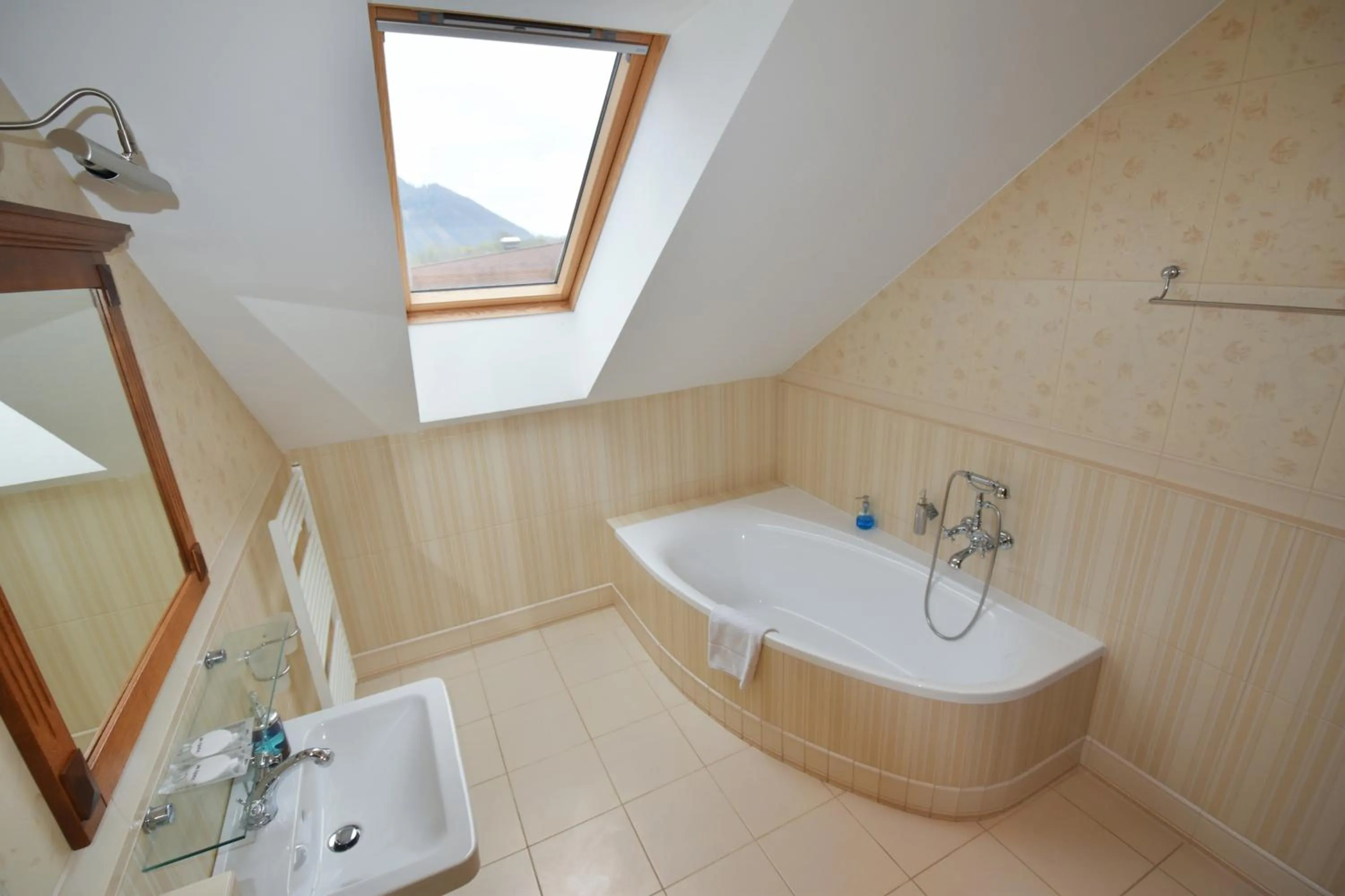 Country Saloon Belá