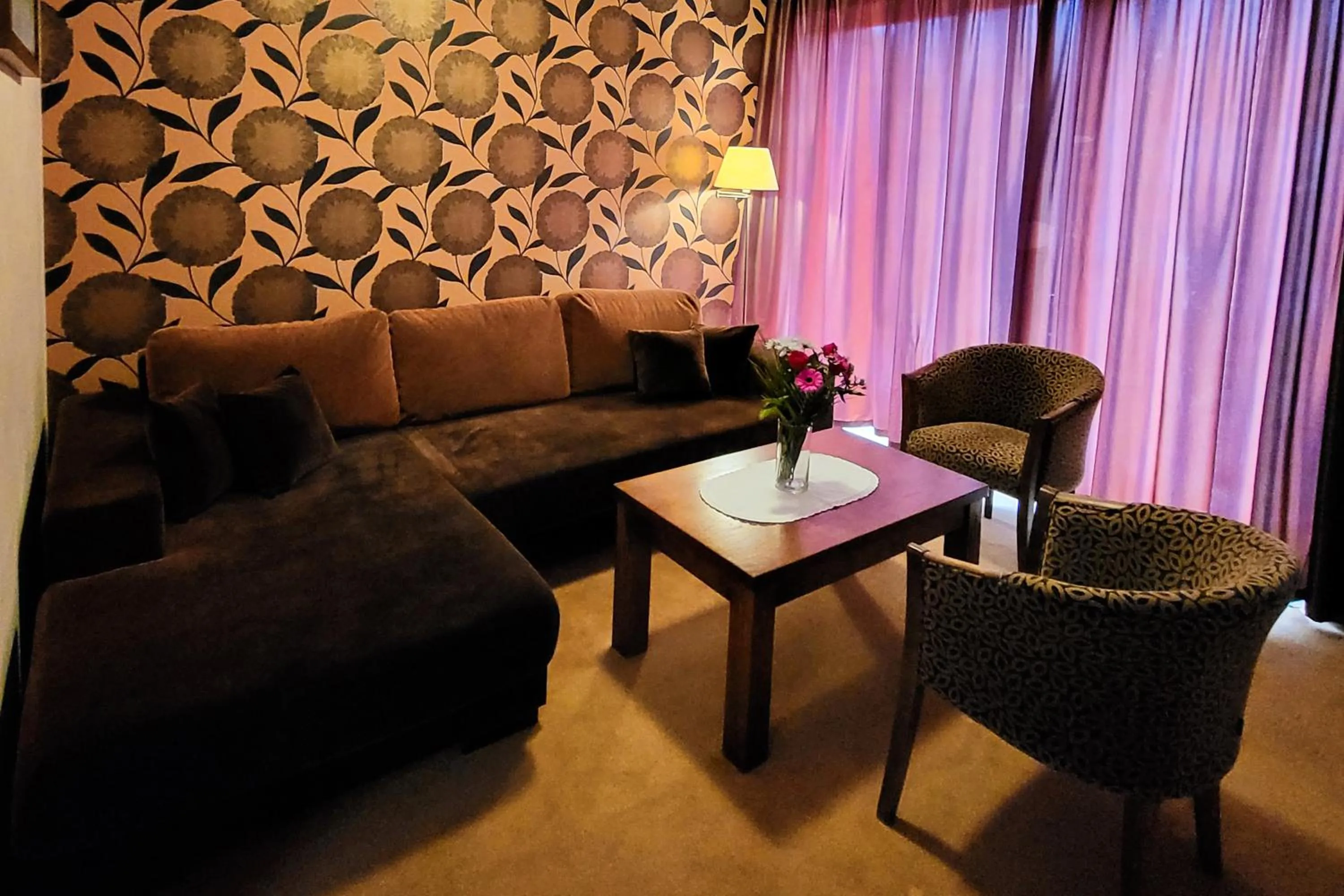 Country Saloon Belá