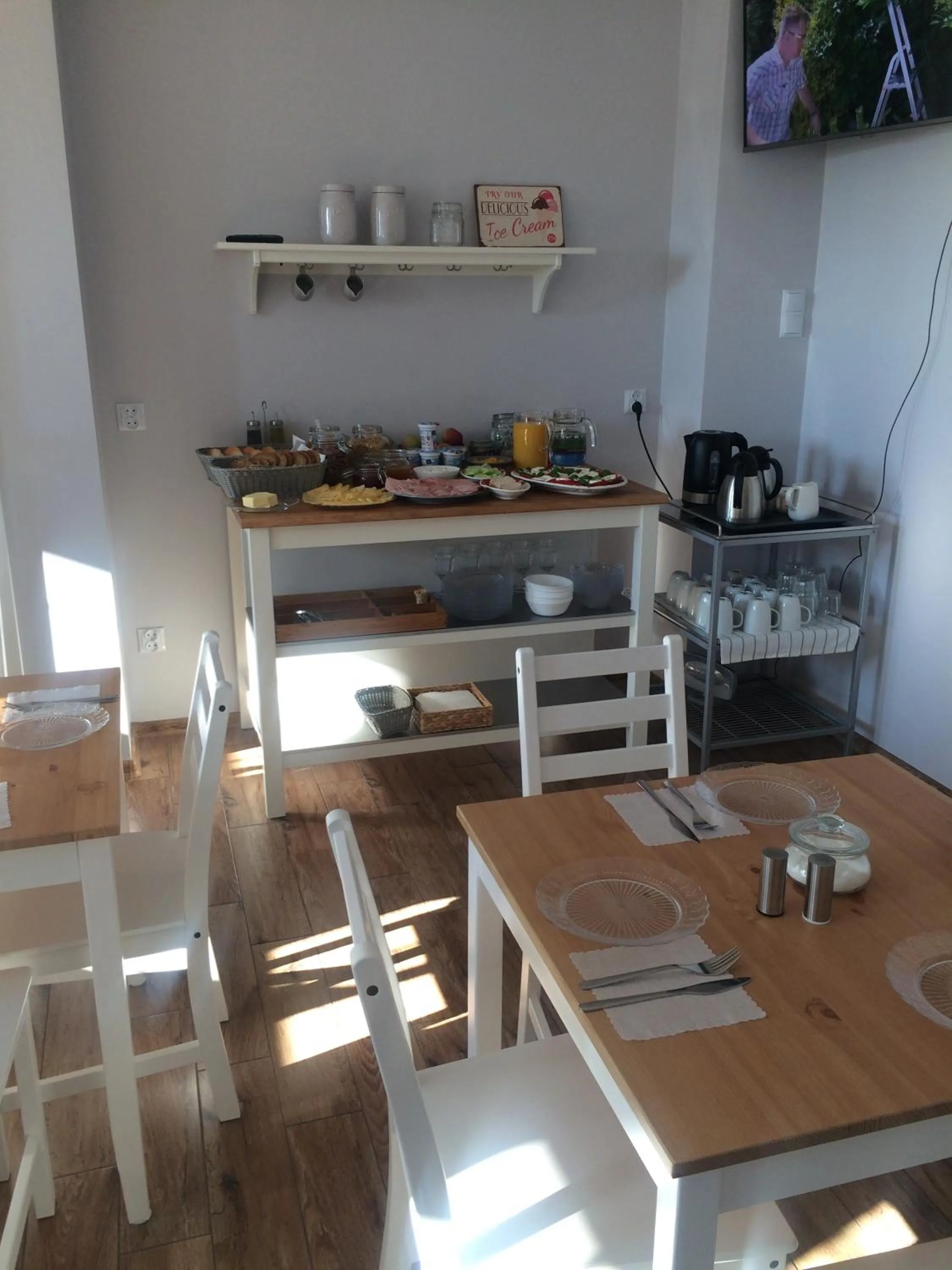 Communal lounge/ TV room in Route 7 Rooms