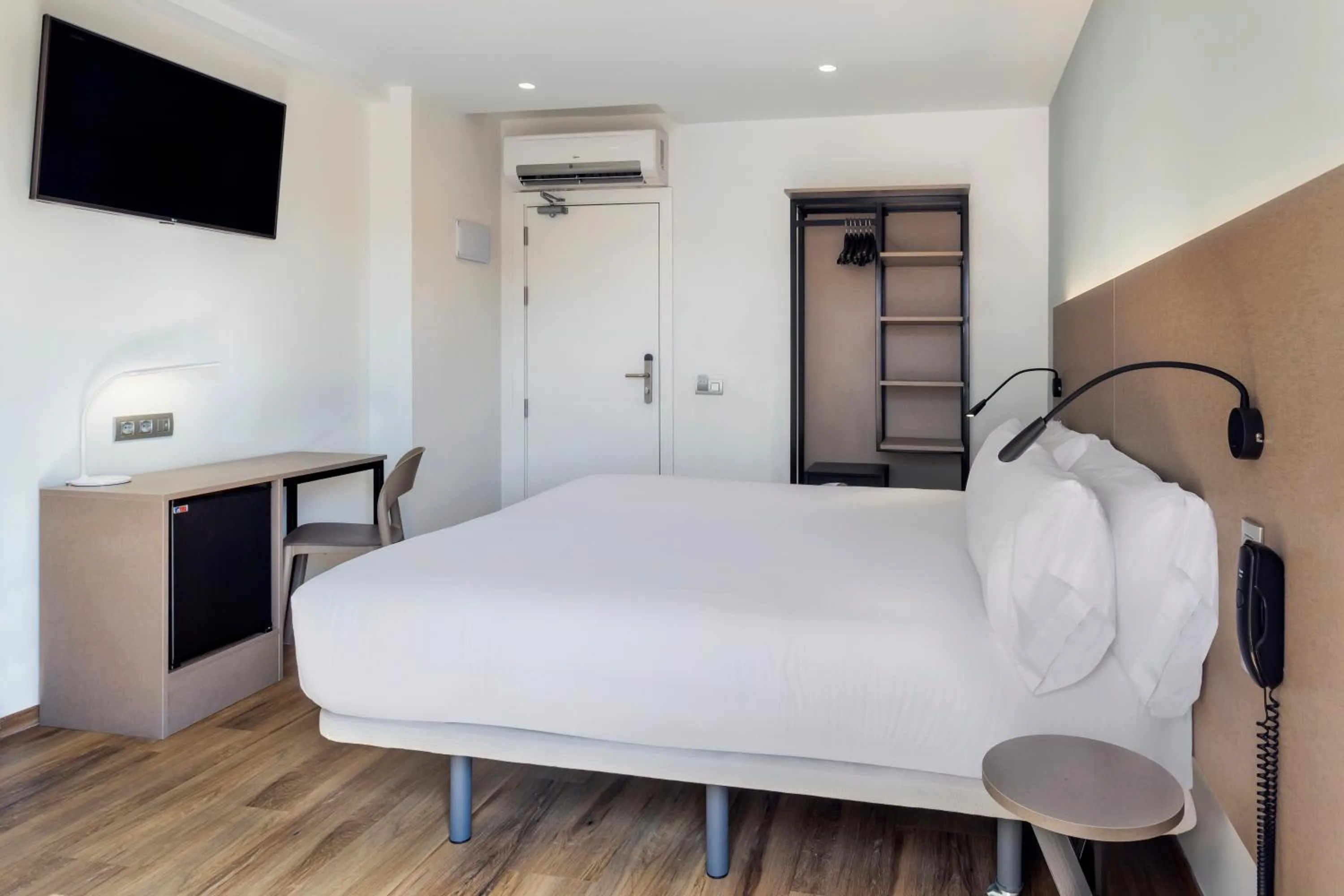 Photo of the whole room, Bed in B&B HOTEL Tarragona Centro Urbis