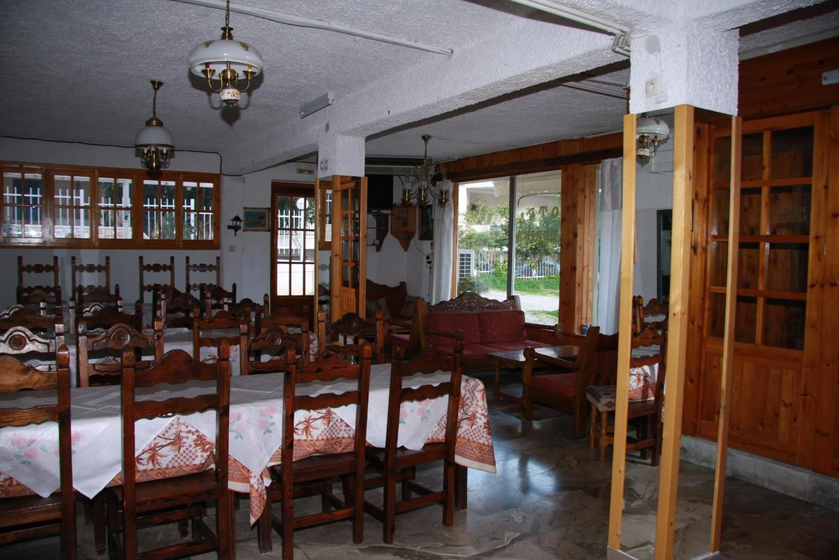 Restaurant/places to eat in Katerina Hotel