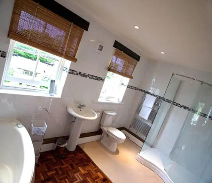 Bathroom in Strands Hotel/Screes Inn & Micro Brewery