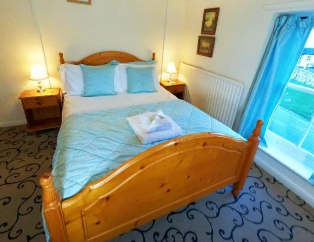 Photo of the whole room, Bed in Strands Hotel/Screes Inn & Micro Brewery