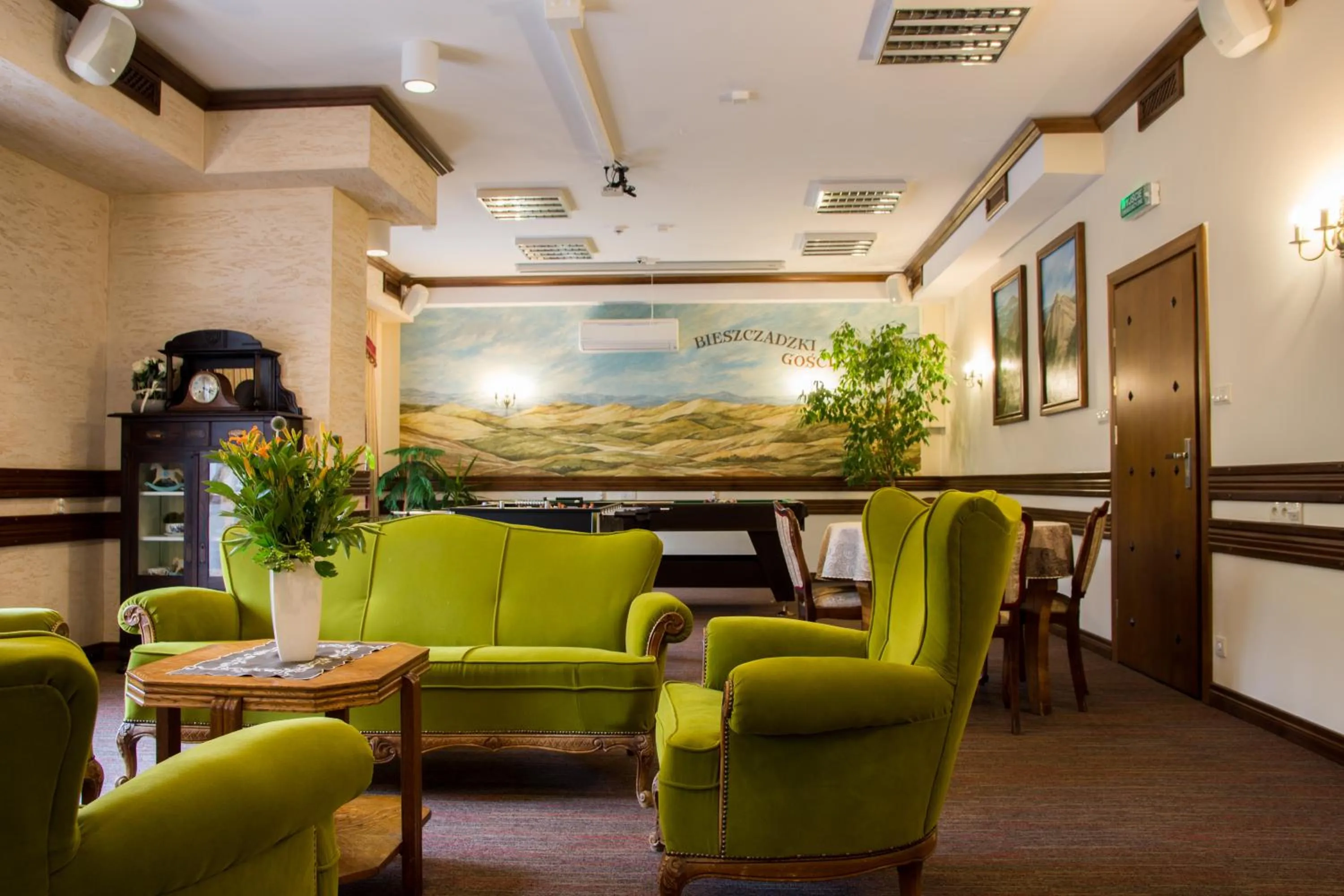 Communal lounge/ TV room in Hotel Carpatia Bieszczadzki Gościniec