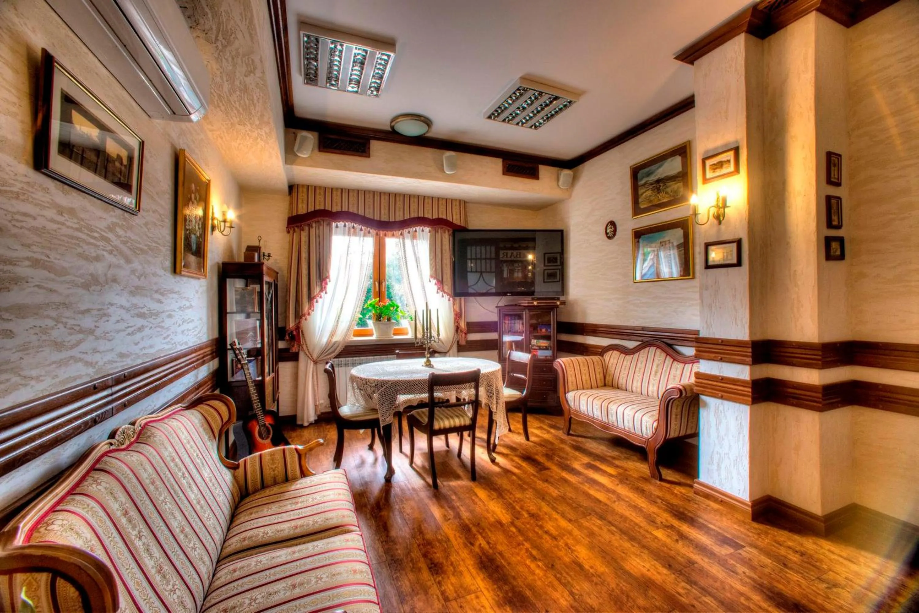 Lobby or reception in Hotel Carpatia Bieszczadzki Gościniec