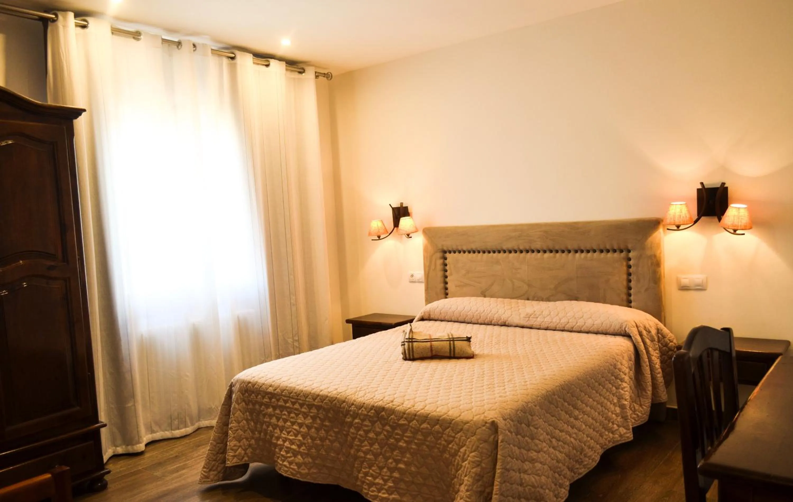 Photo of the whole room, Bed in Hotel Suiza