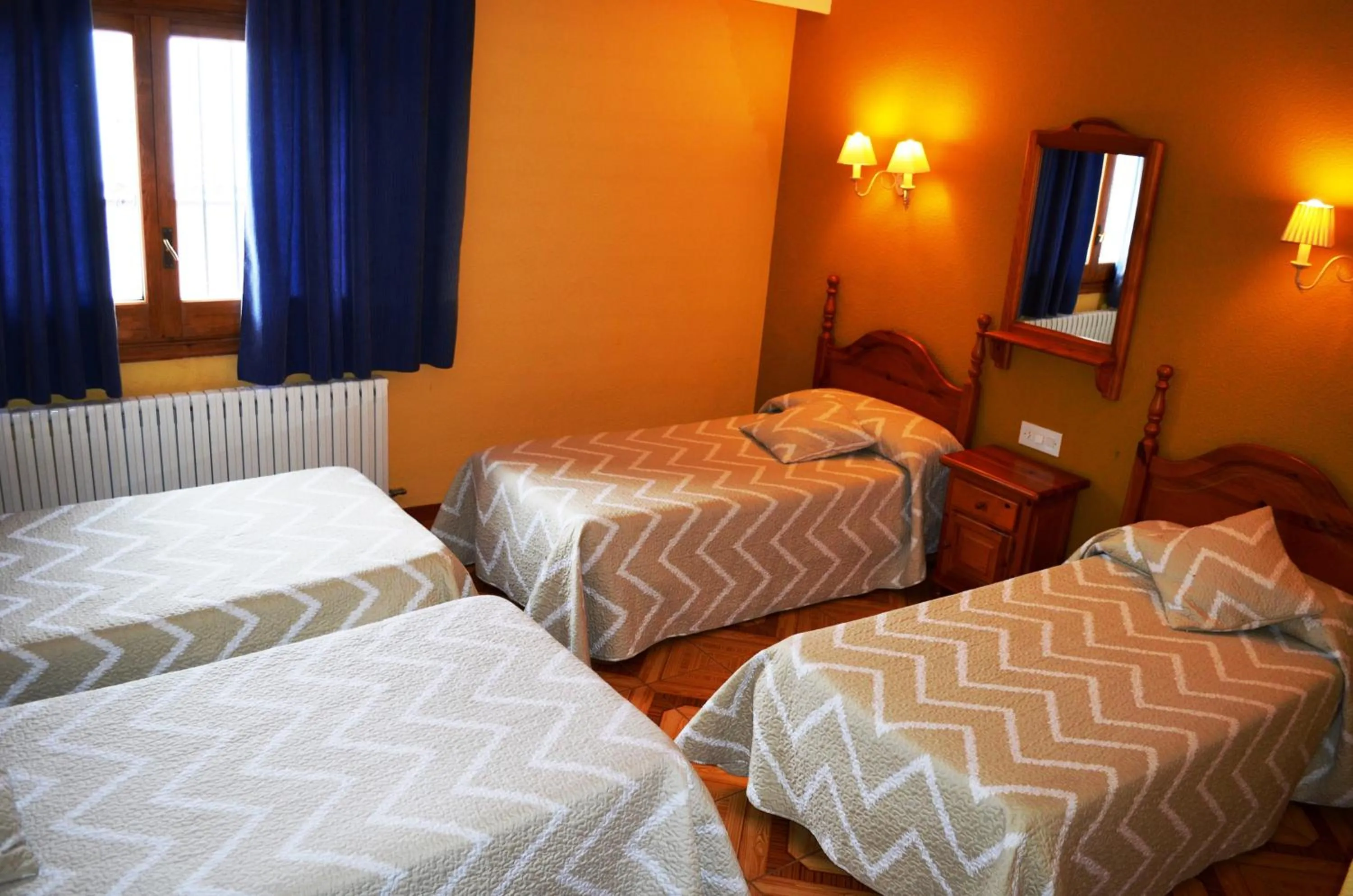 Photo of the whole room, Bed in Hotel Suiza