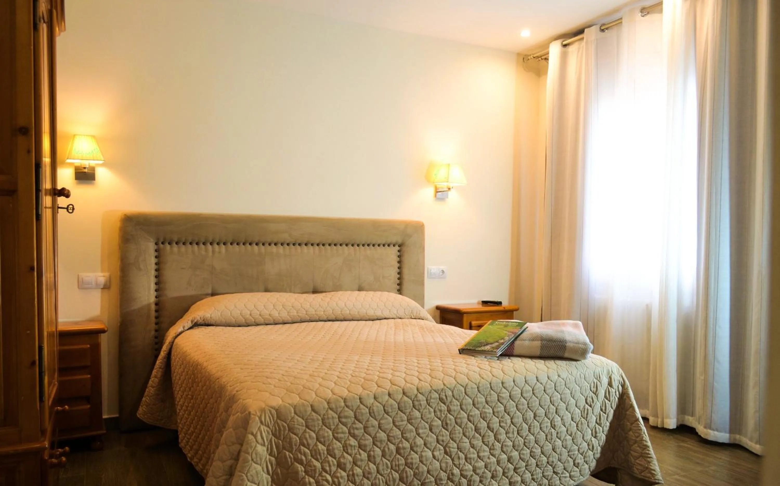 Photo of the whole room, Bed in Hotel Suiza