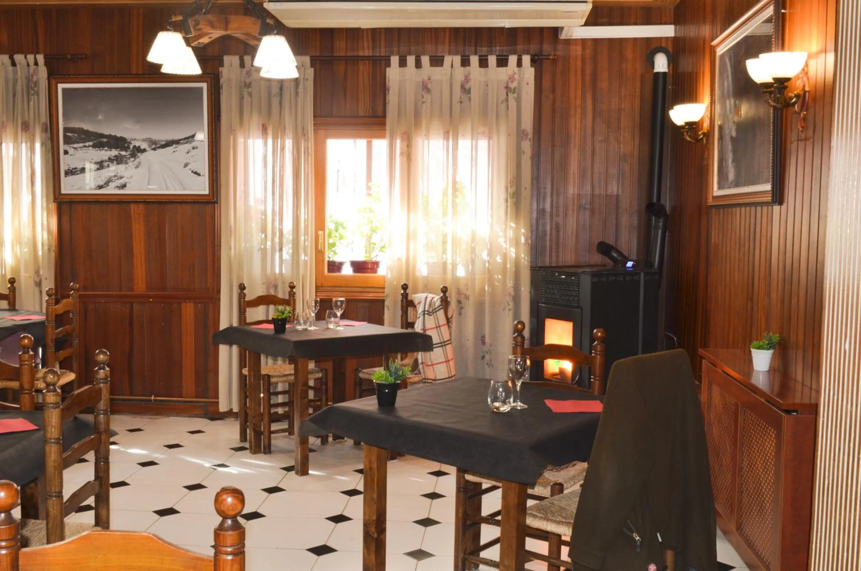 Restaurant/places to eat in Hotel Suiza