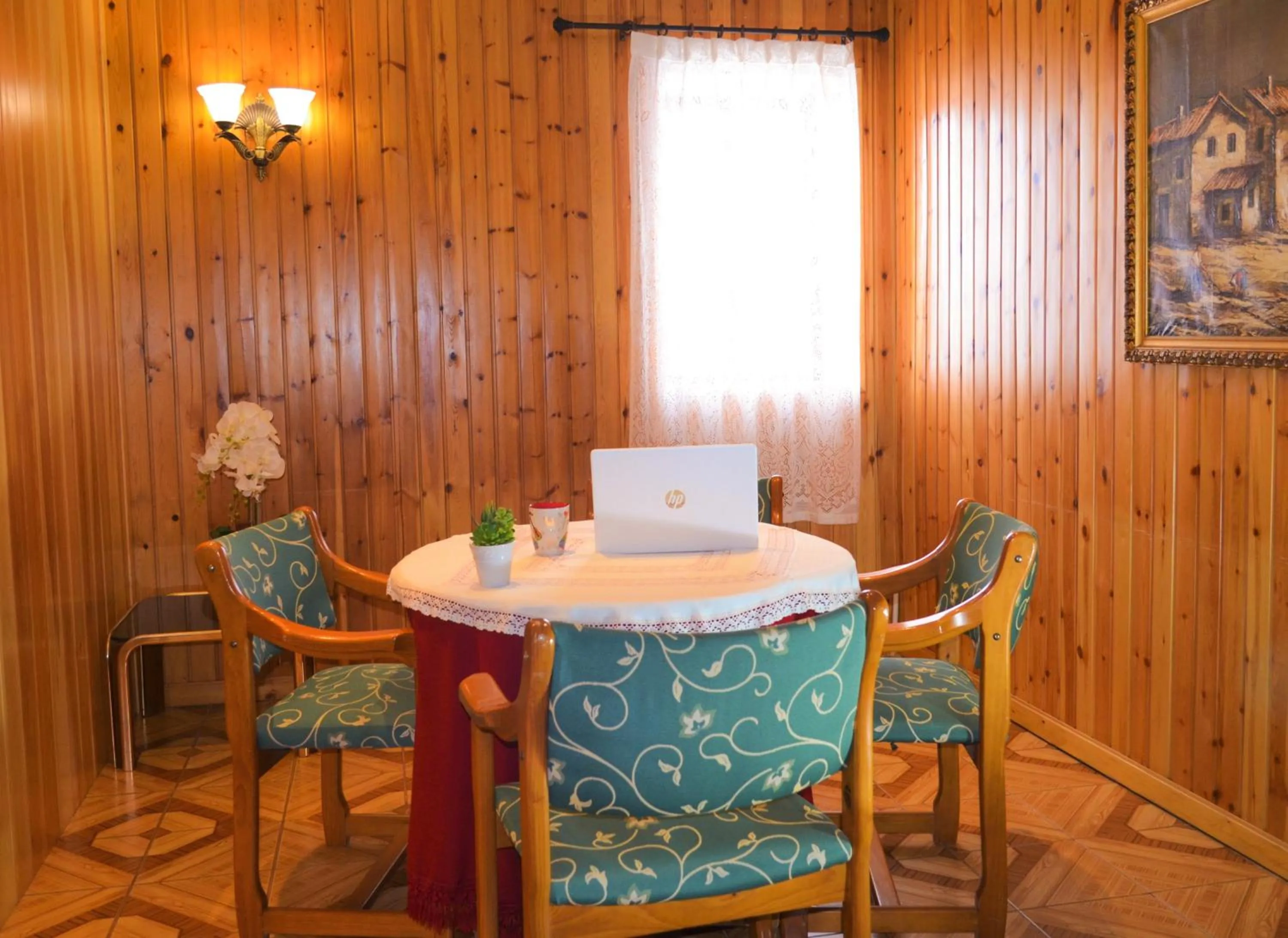 Communal lounge/ TV room in Hotel Suiza