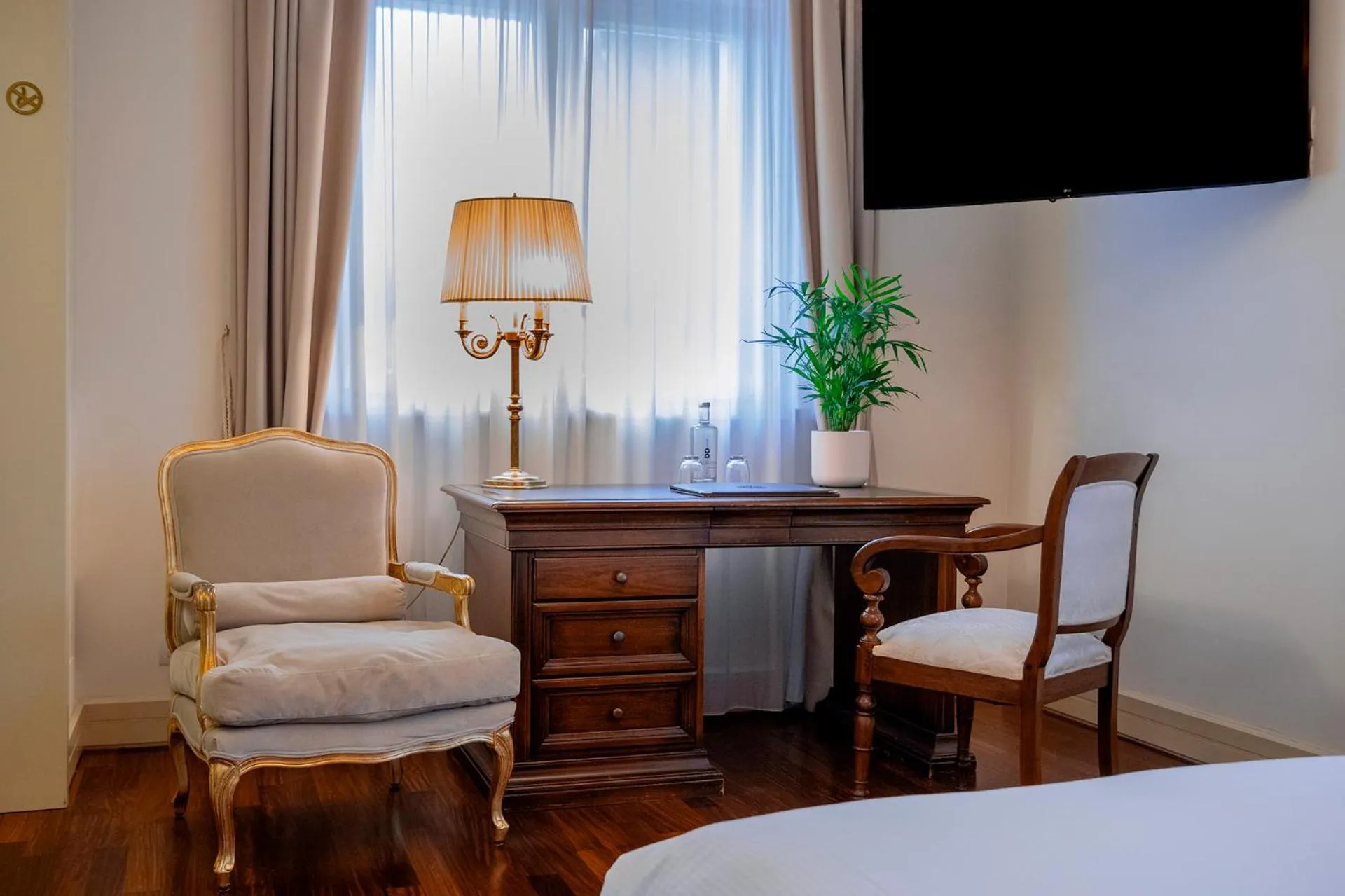 Living room, Bed in Hotel Villa Michelangelo