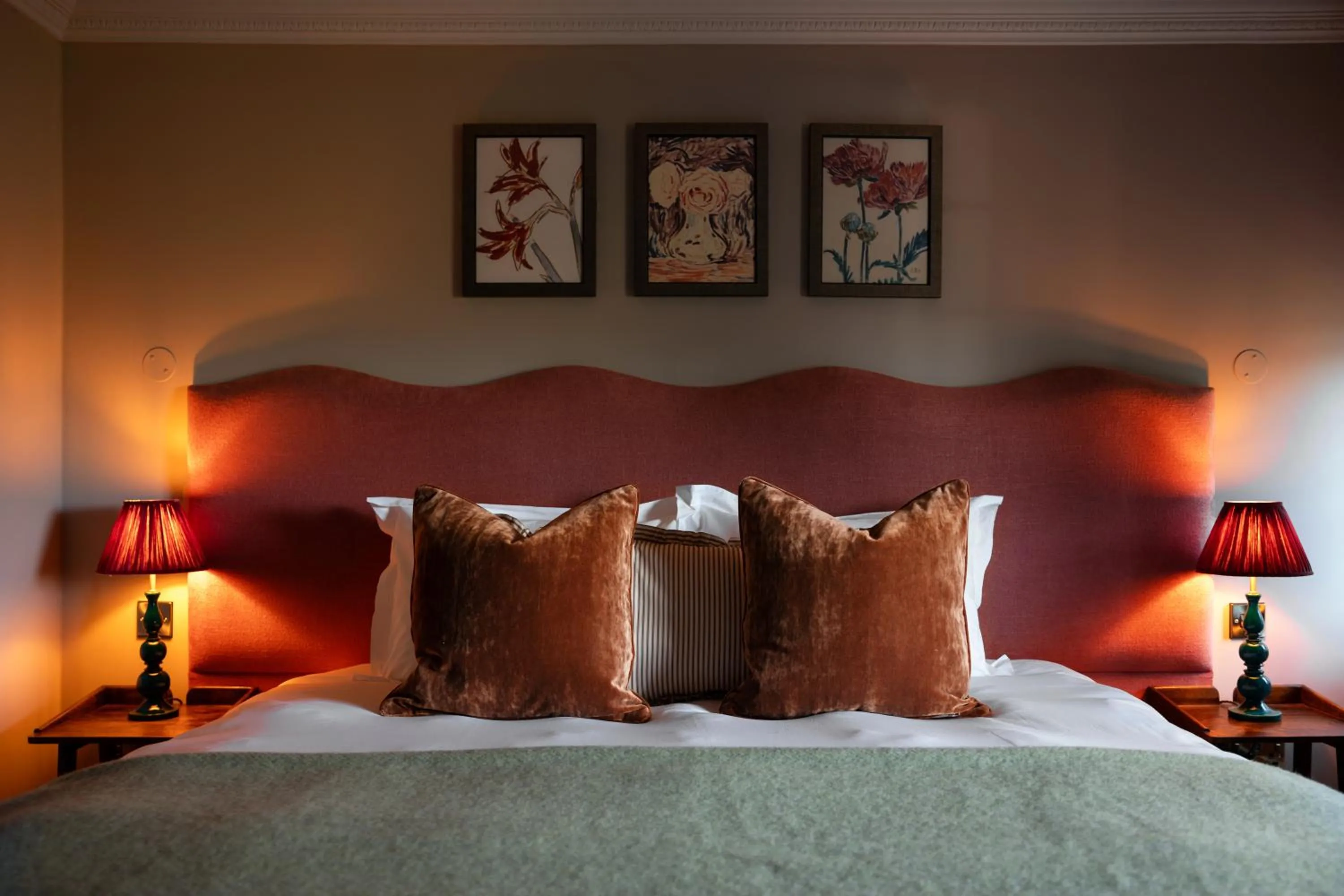 Bedroom, Bed in Bedford Arms Hotel