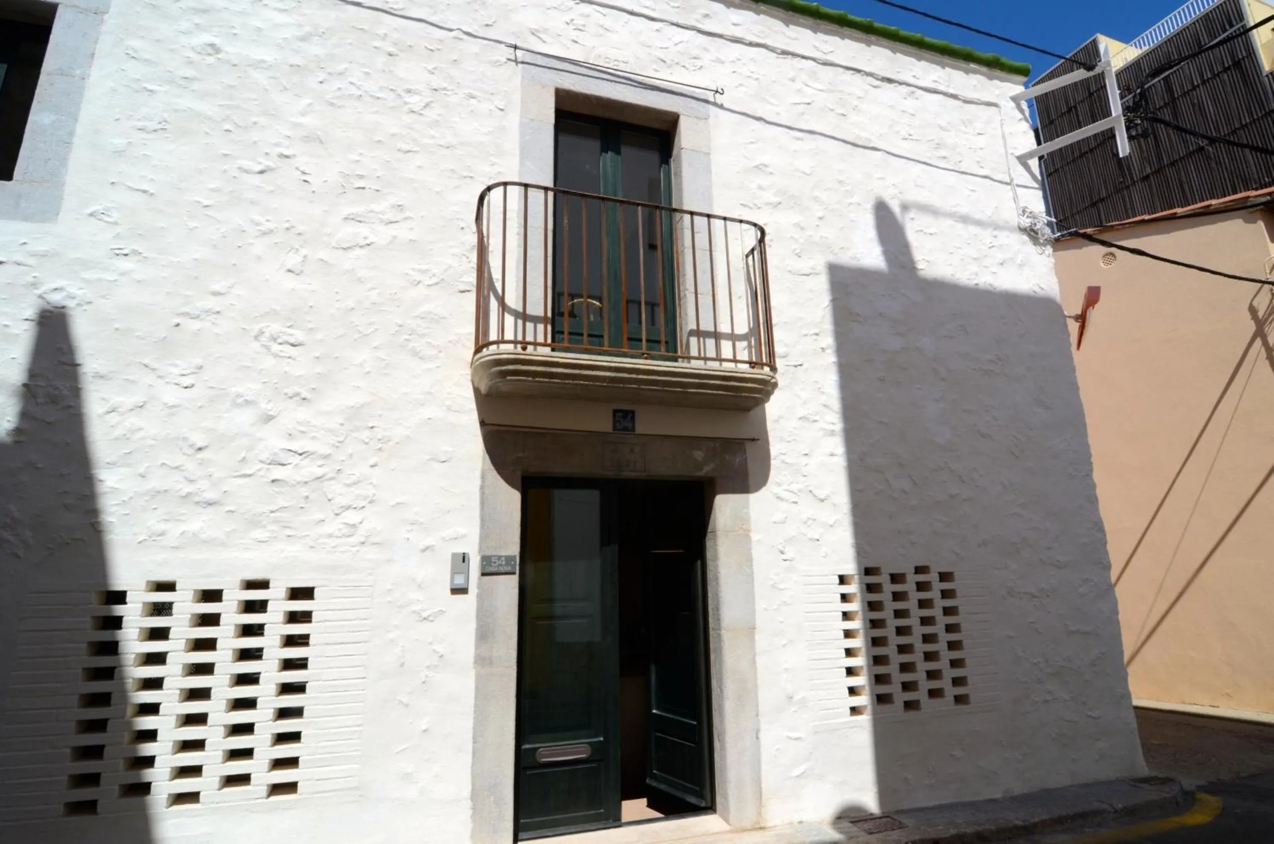 Property building in Casa Rosa Port