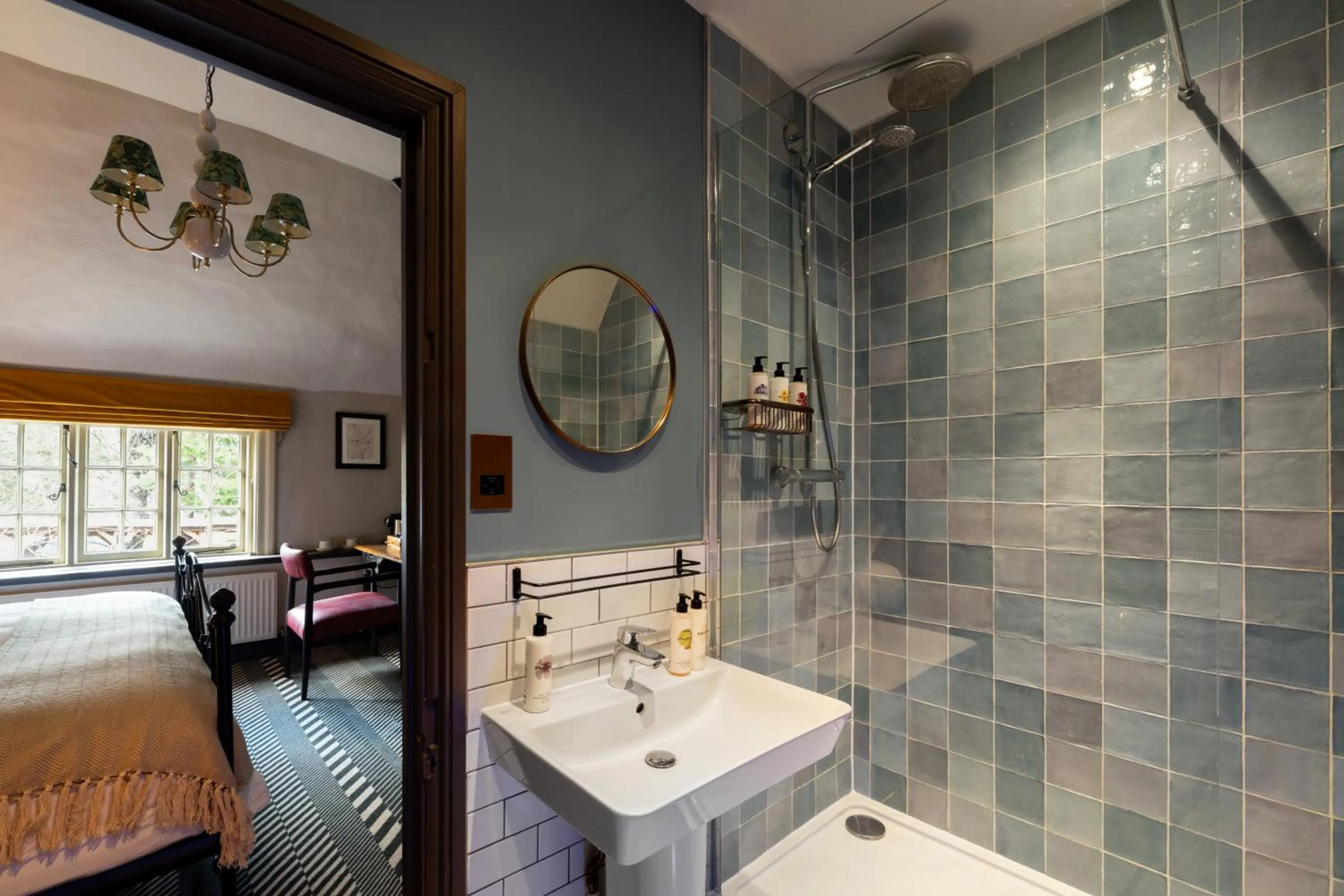 Bathroom, Bed in Bull Inn