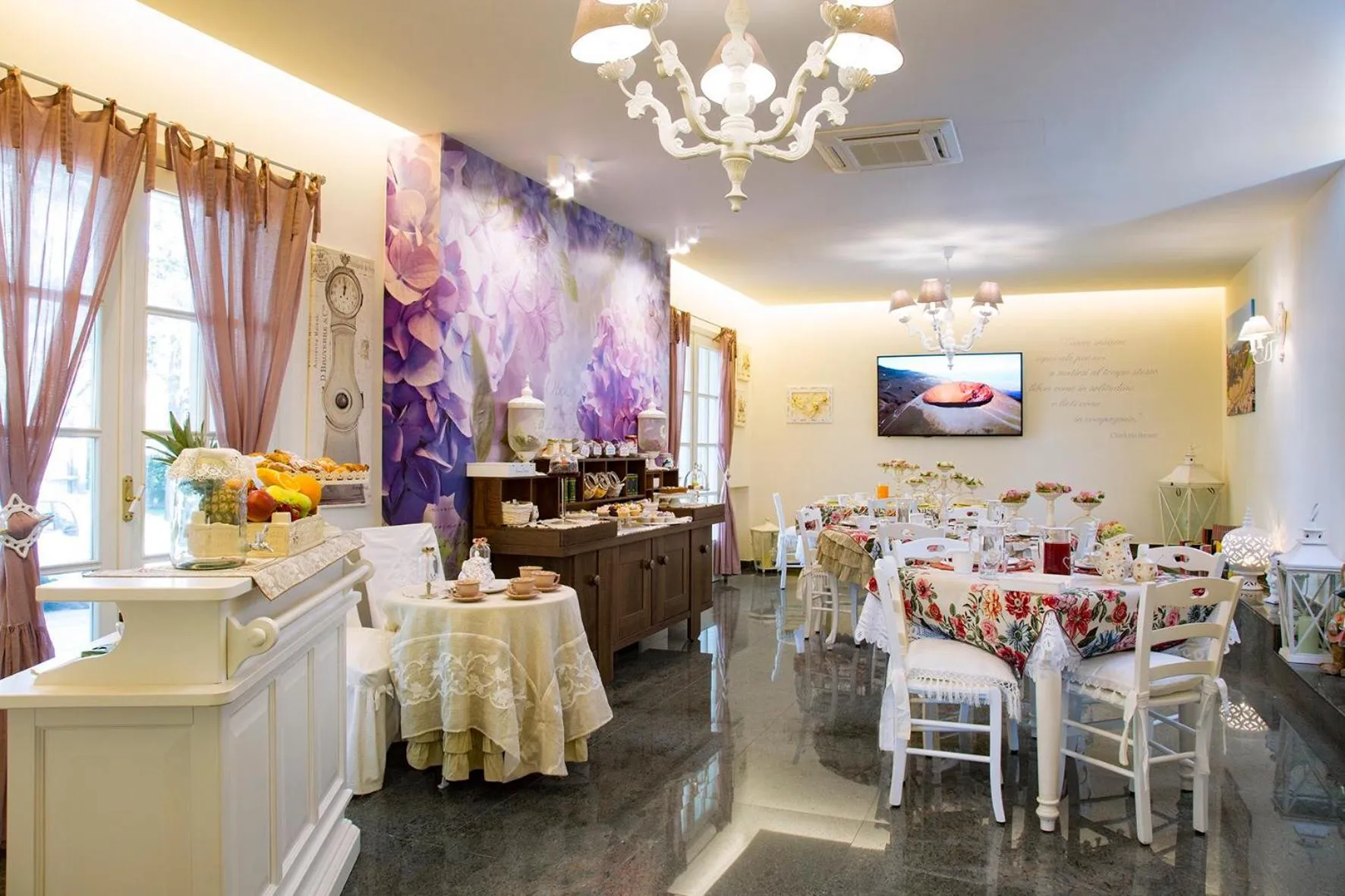 Communal lounge/ TV room in B&B Blanc Maison Etna Relais & Charme