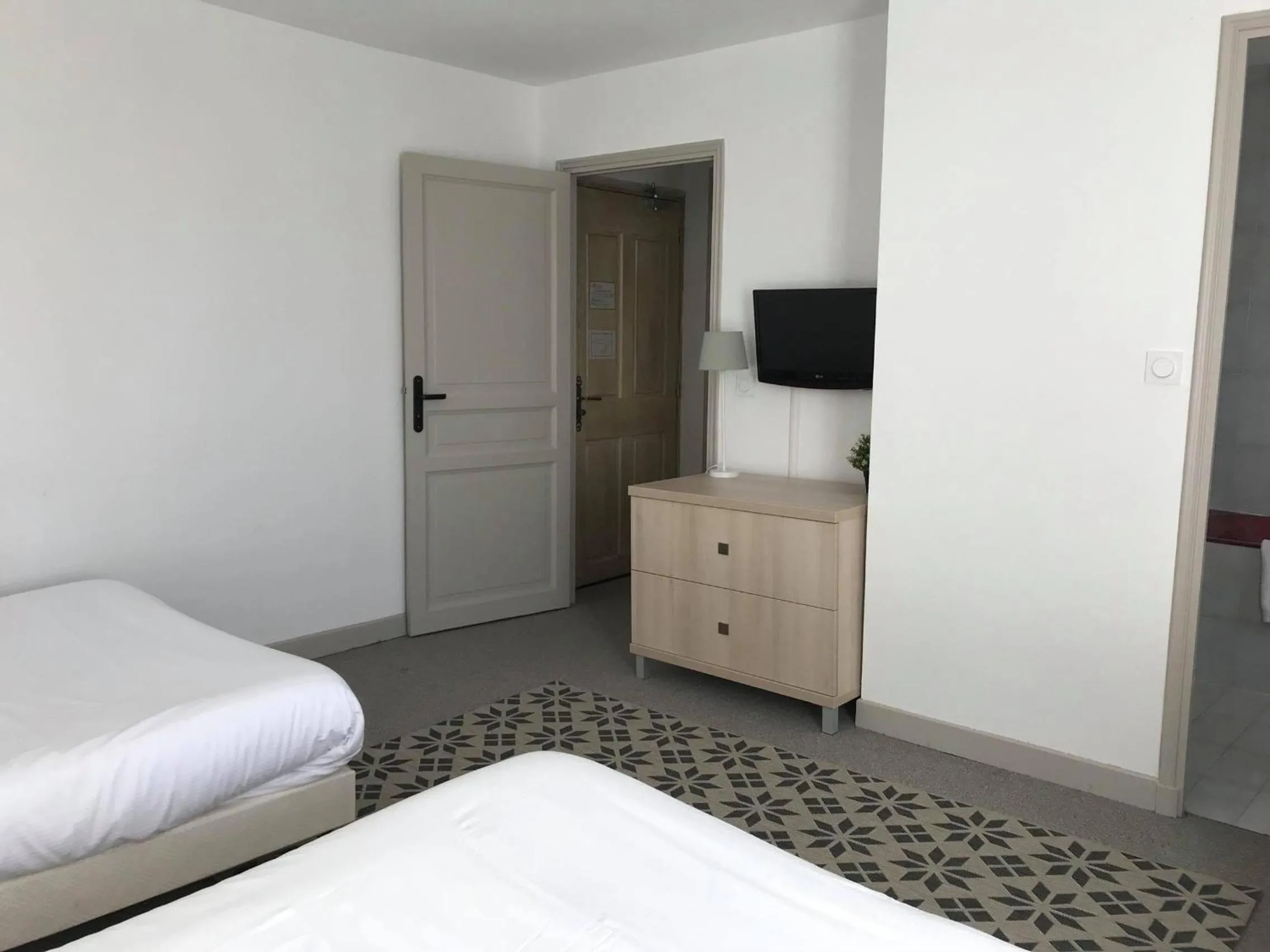 Triple Room (No air-conditioning) in L'Annexe Plaisance - Hôtel Non Climatisé