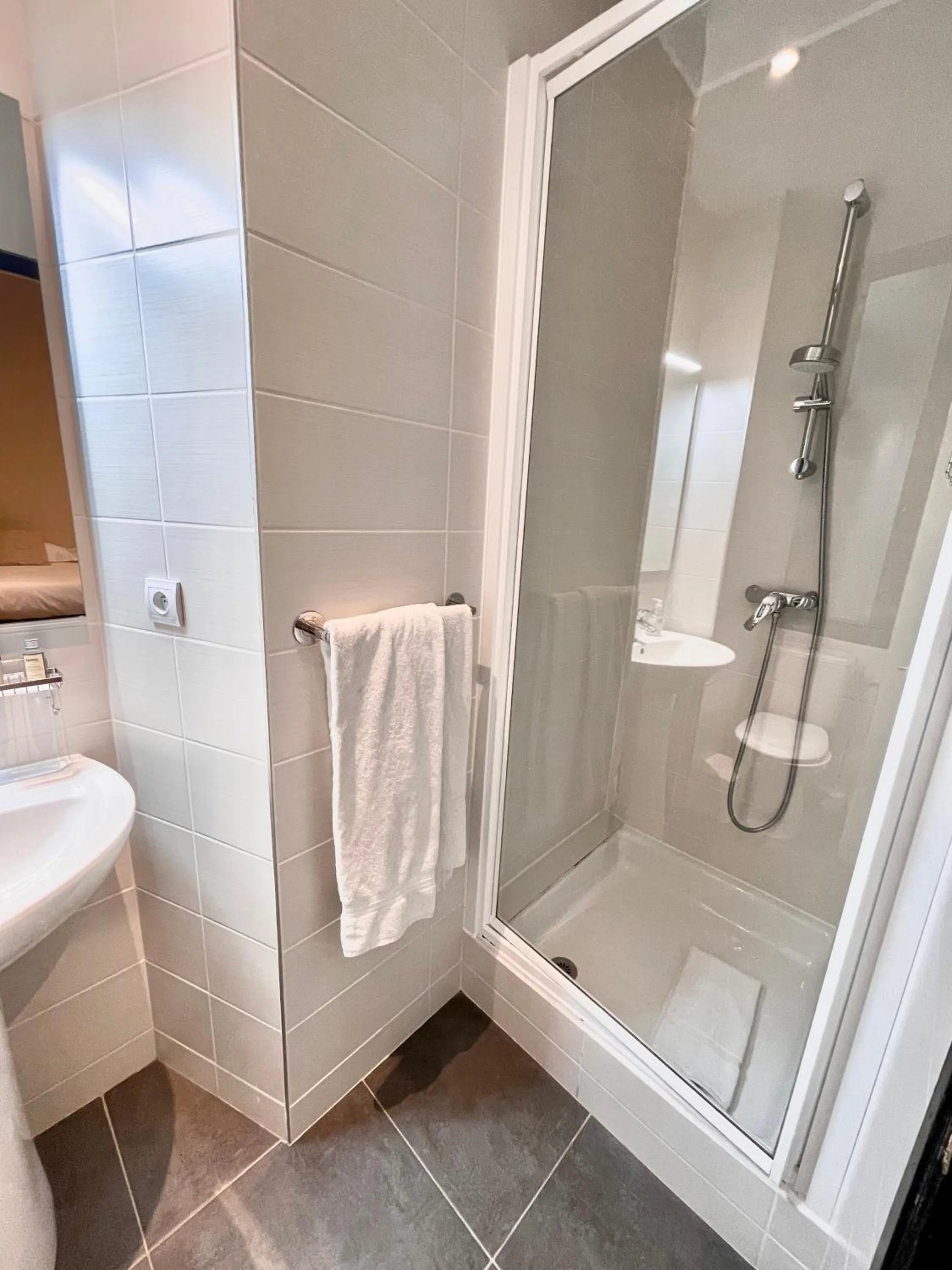 Shower in Nice Garden Hotel