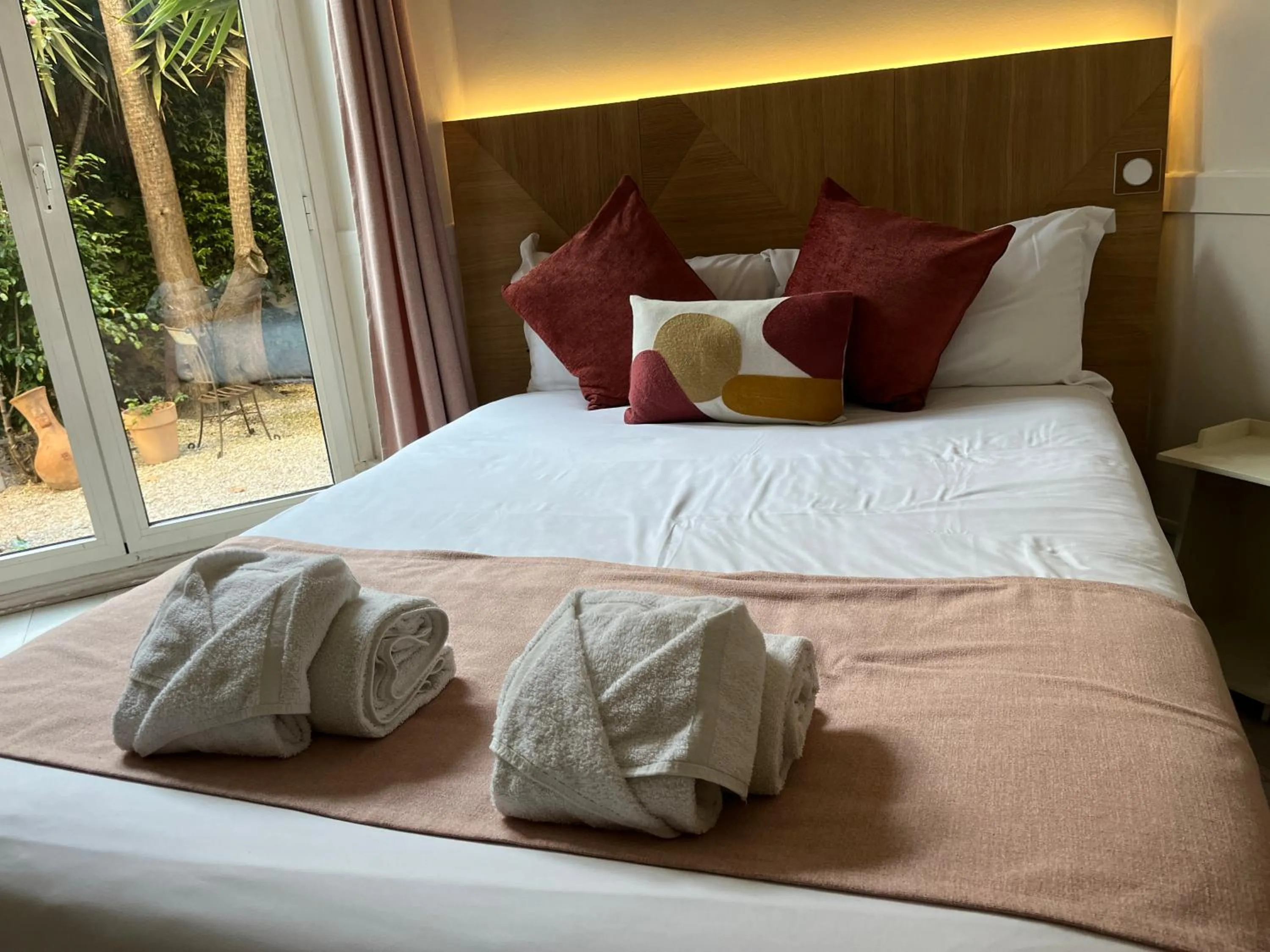 Bed in Nice Garden Hotel