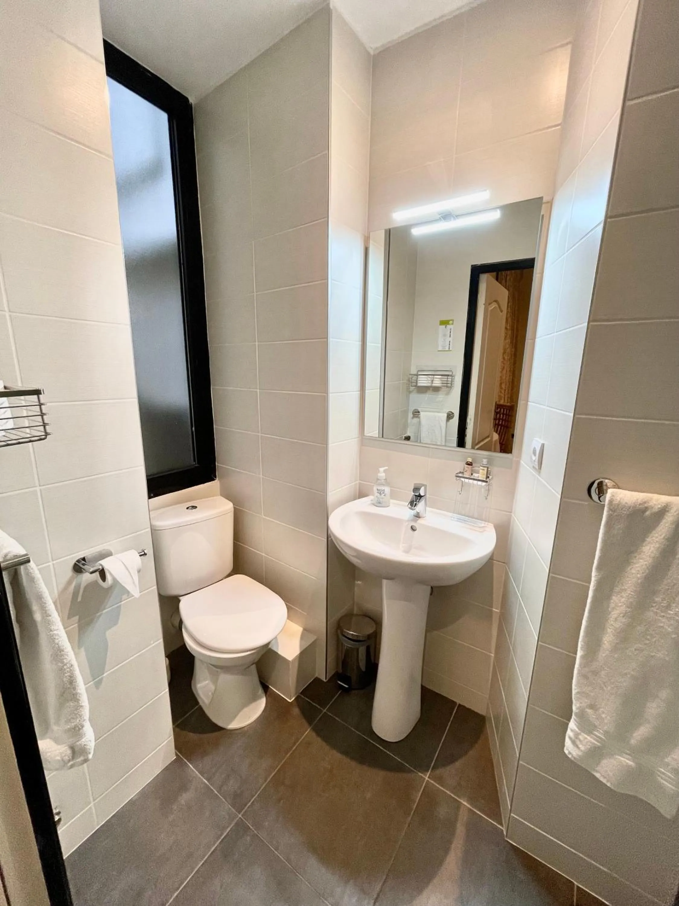 Toilet in Nice Garden Hotel