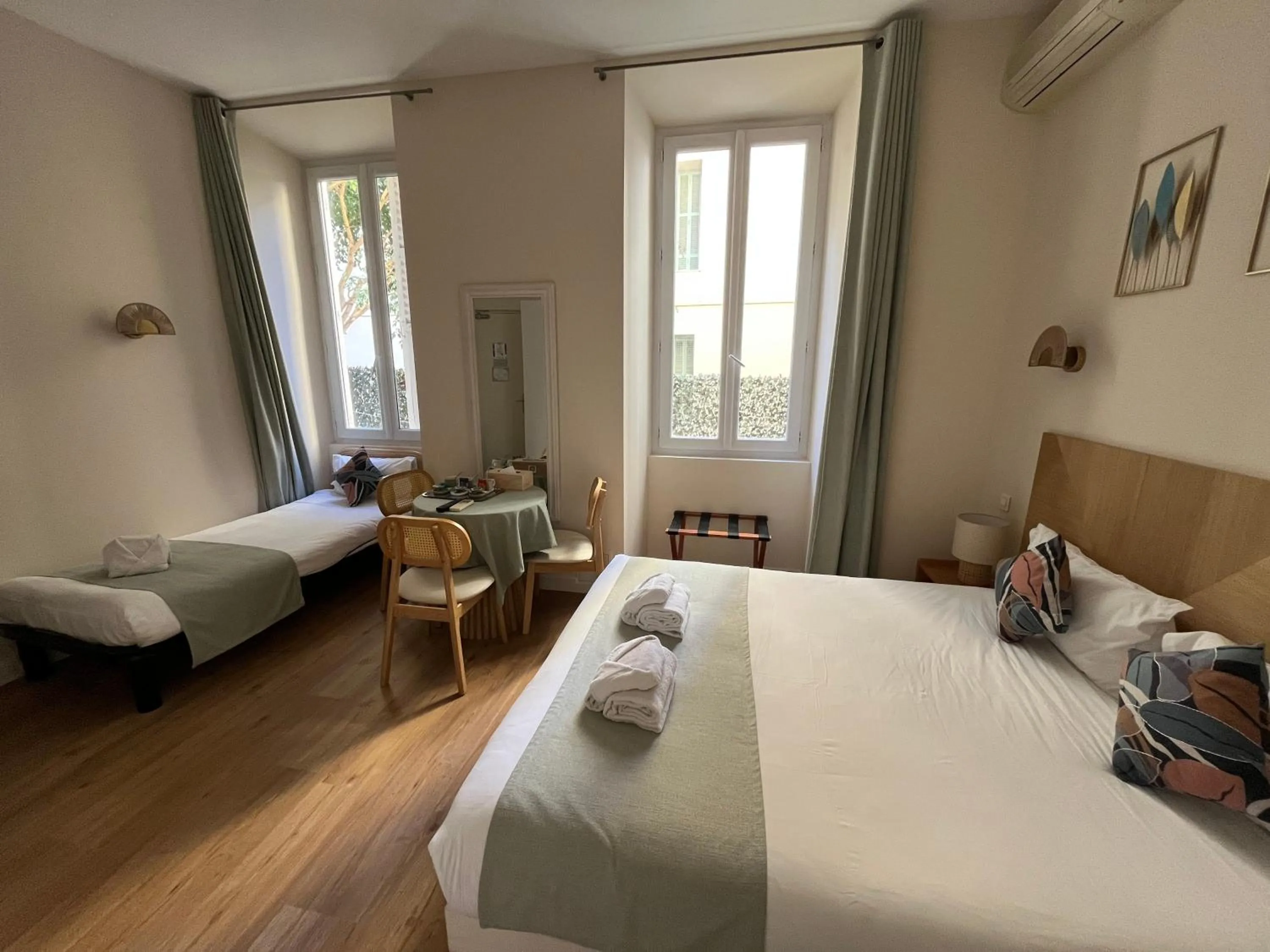 Bed in Nice Garden Hotel