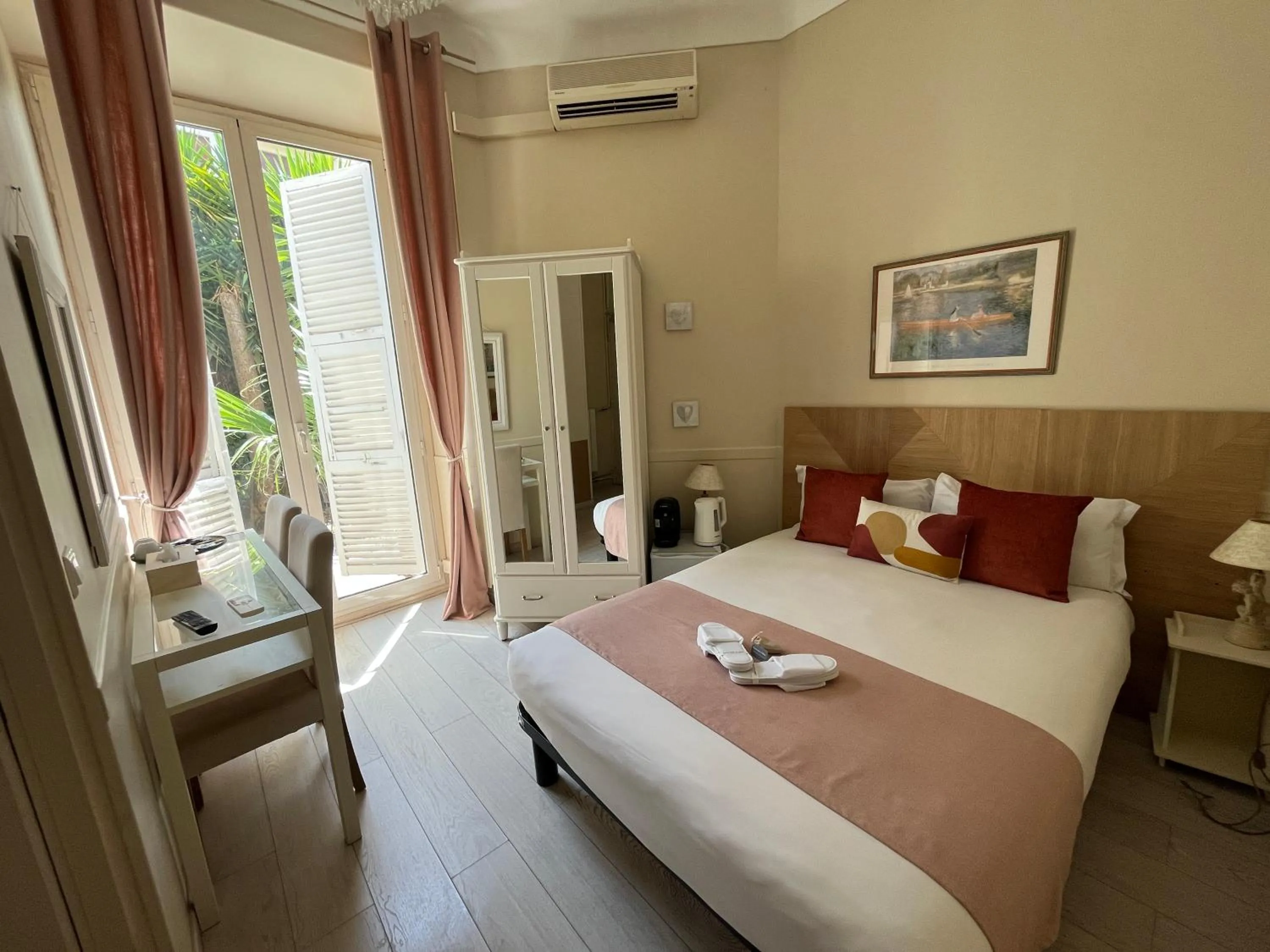 Bedroom, Bed in Nice Garden Hotel