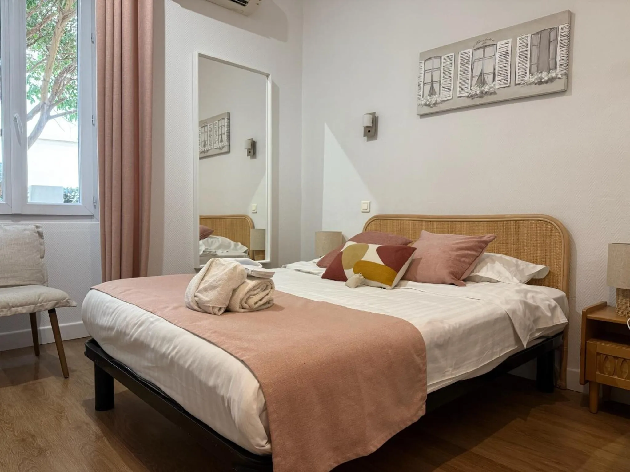 Bed in Nice Garden Hotel