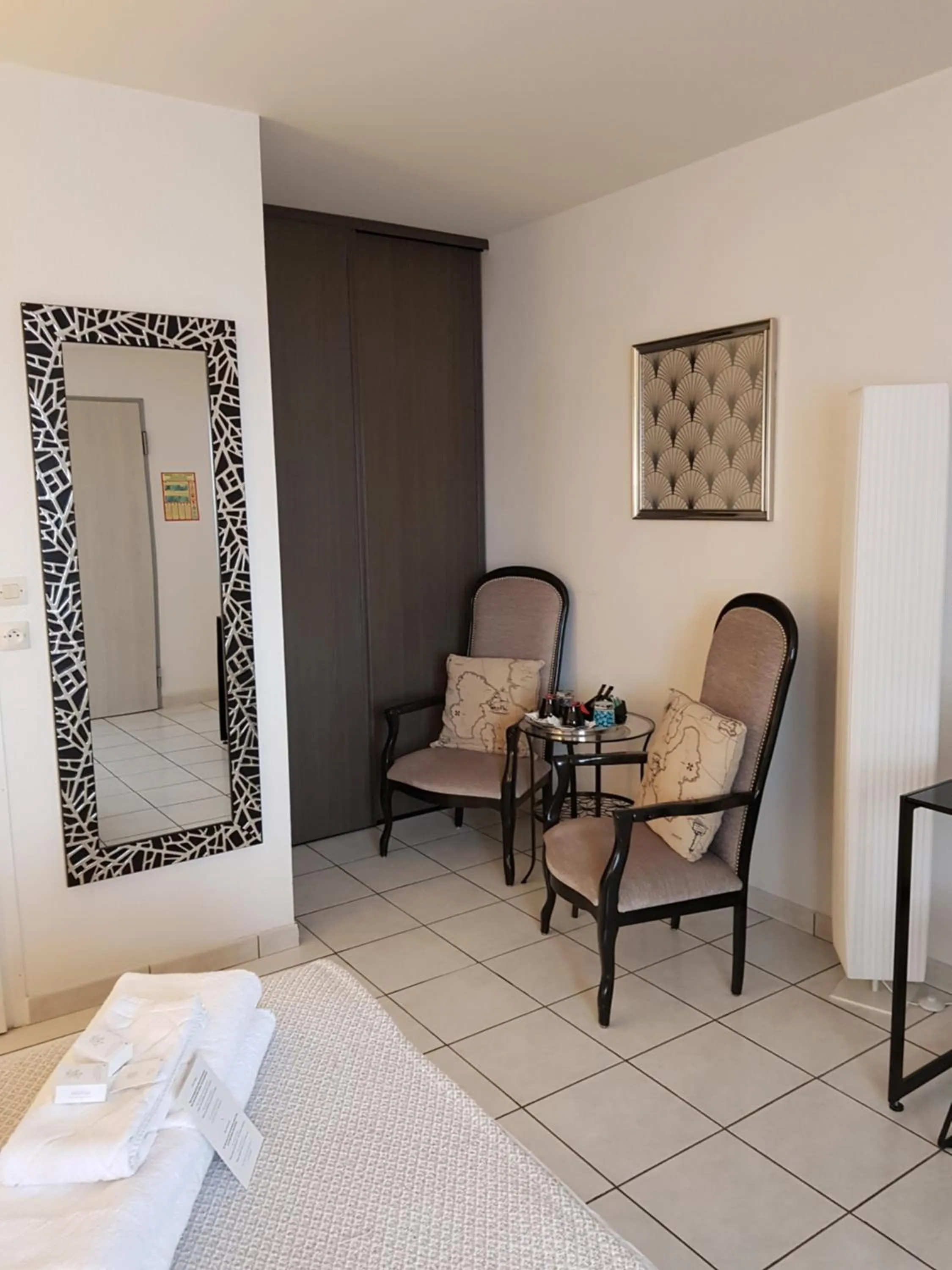 Seating area, Bed in Hôtel L'ideal le Mountbatten