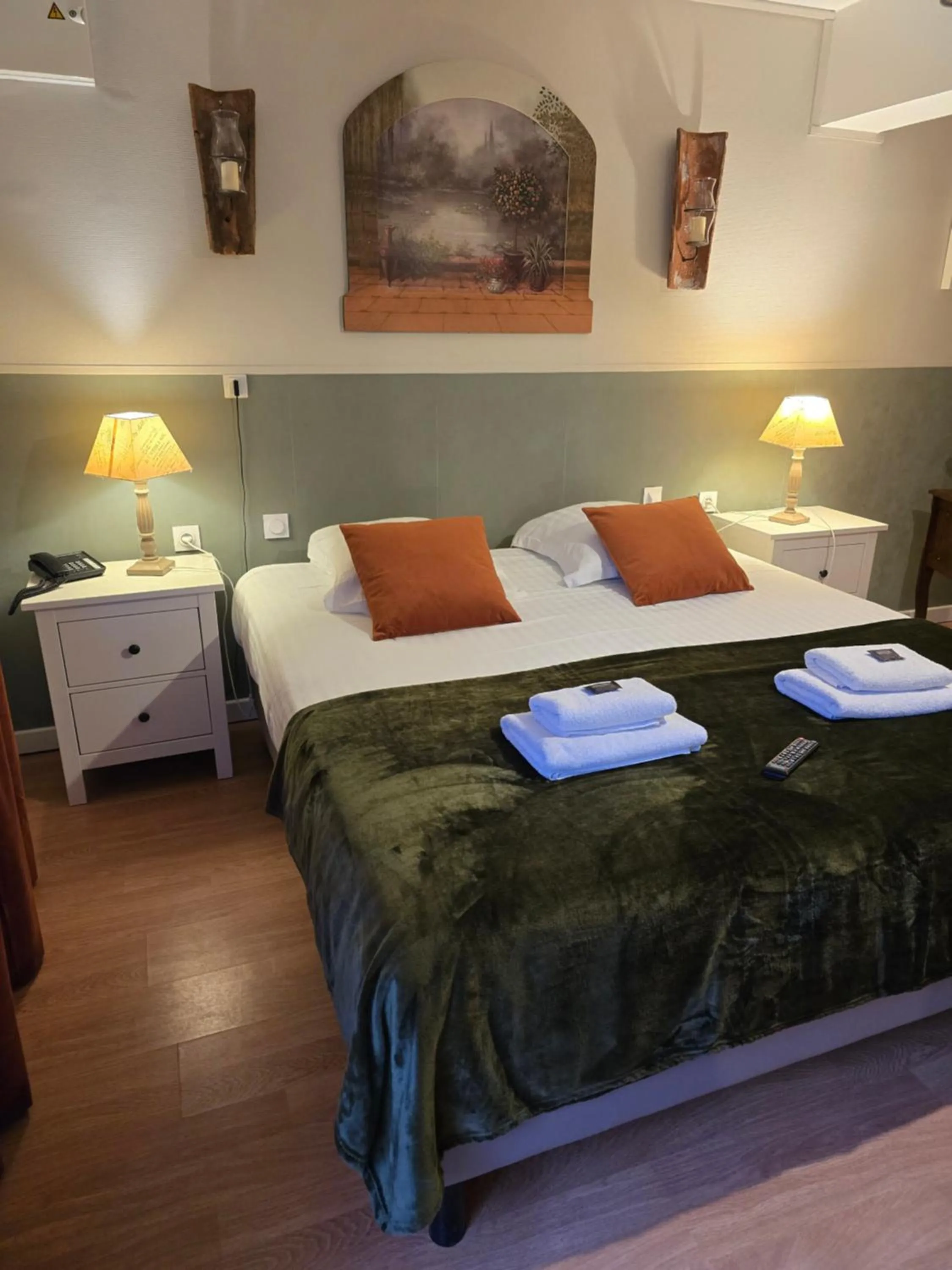 Bed in Hôtel L'ideal le Mountbatten