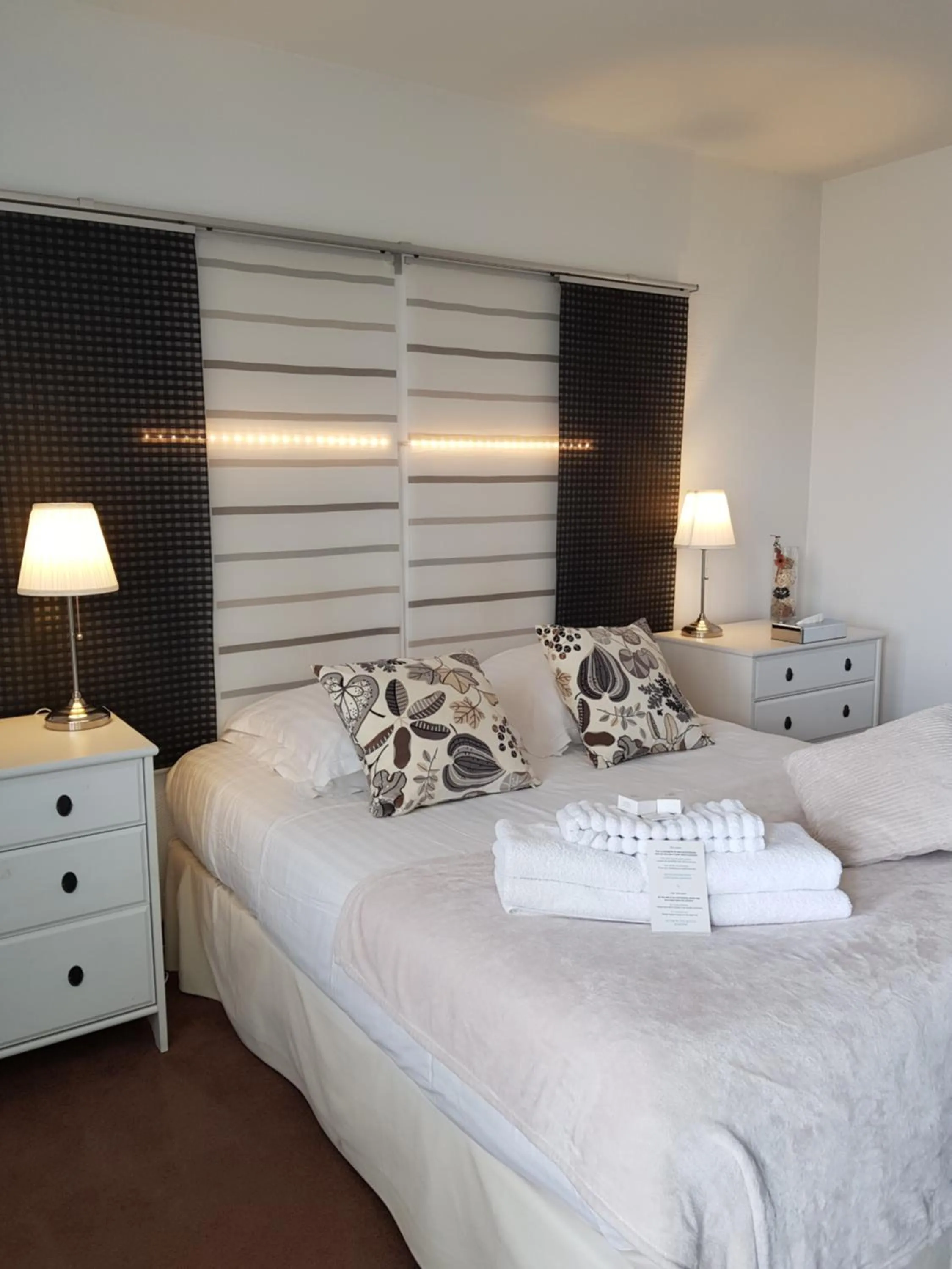 Photo of the whole room, Bed in Hôtel L'ideal le Mountbatten