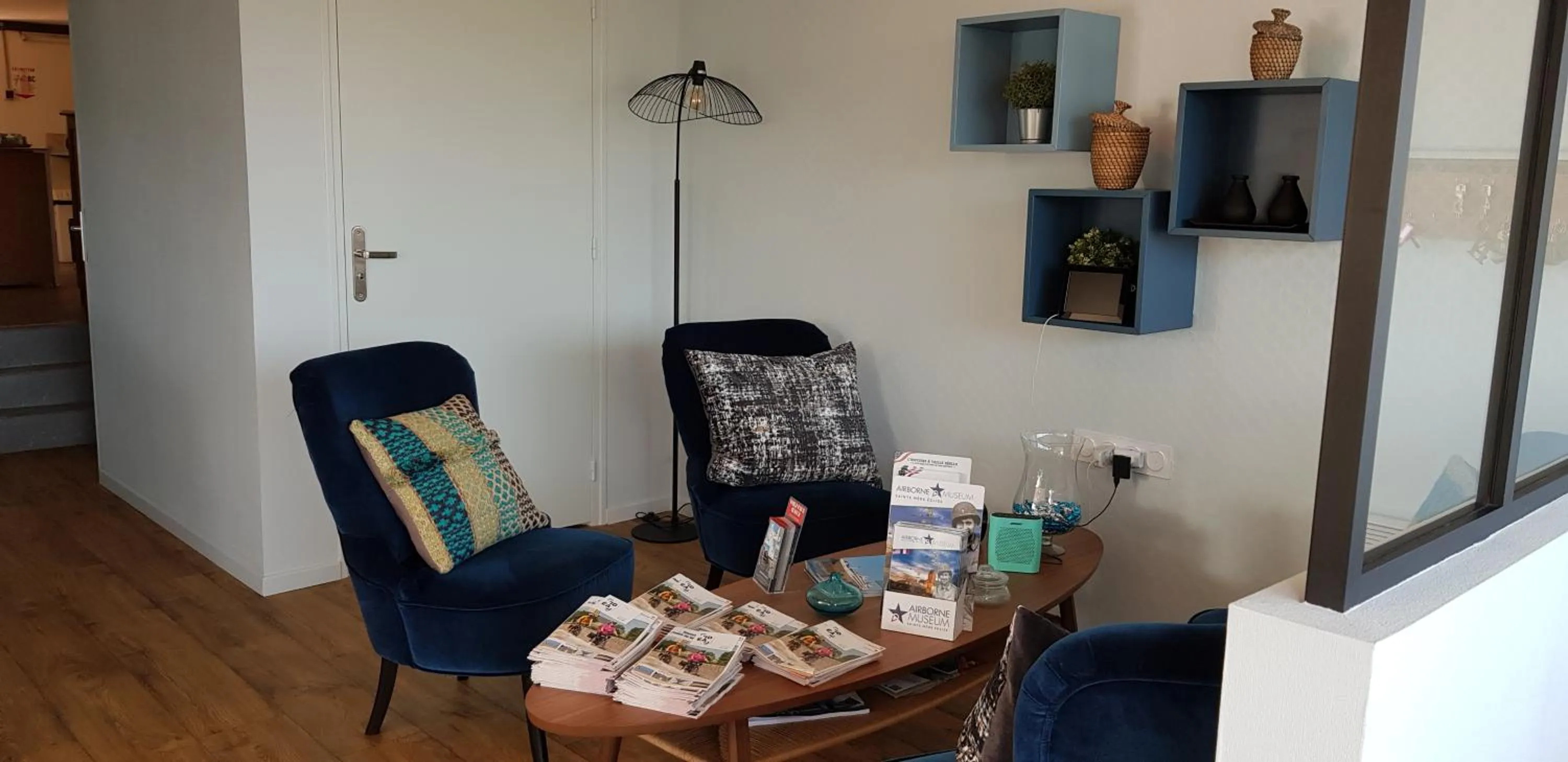 Communal lounge/ TV room in Hôtel L'ideal le Mountbatten