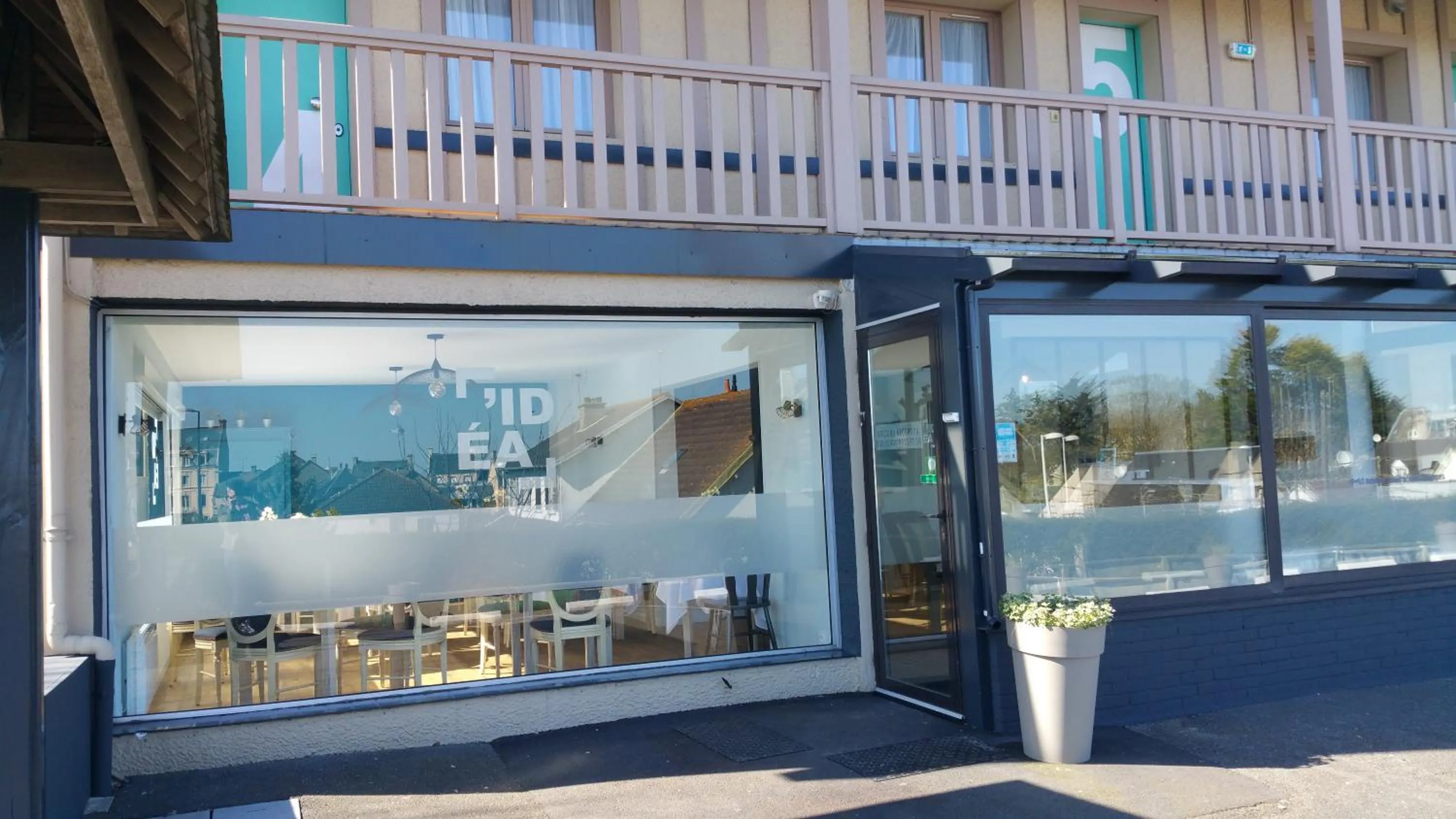 Facade/entrance in Hôtel L'ideal le Mountbatten