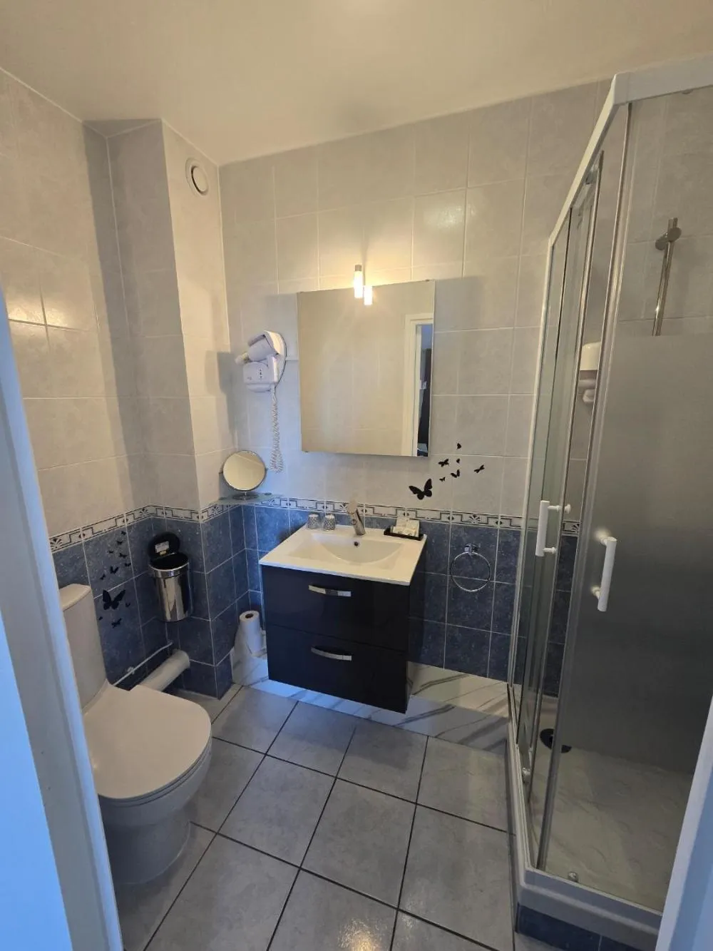 Bathroom in Hôtel L'ideal le Mountbatten