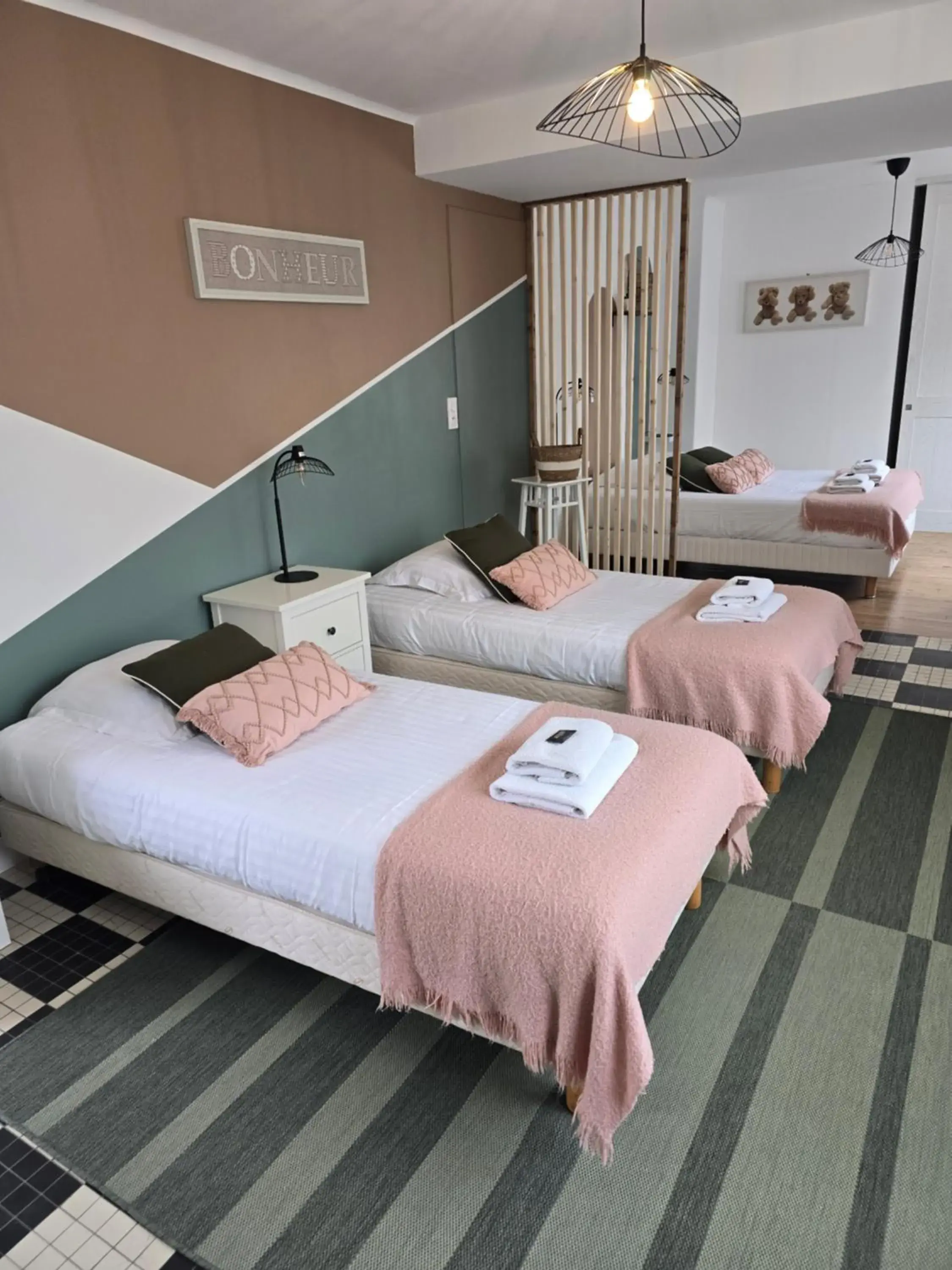 Quadruple Room in Hôtel L'ideal le Mountbatten Quadruple Room in Hôtel L'ideal le Mountbatten