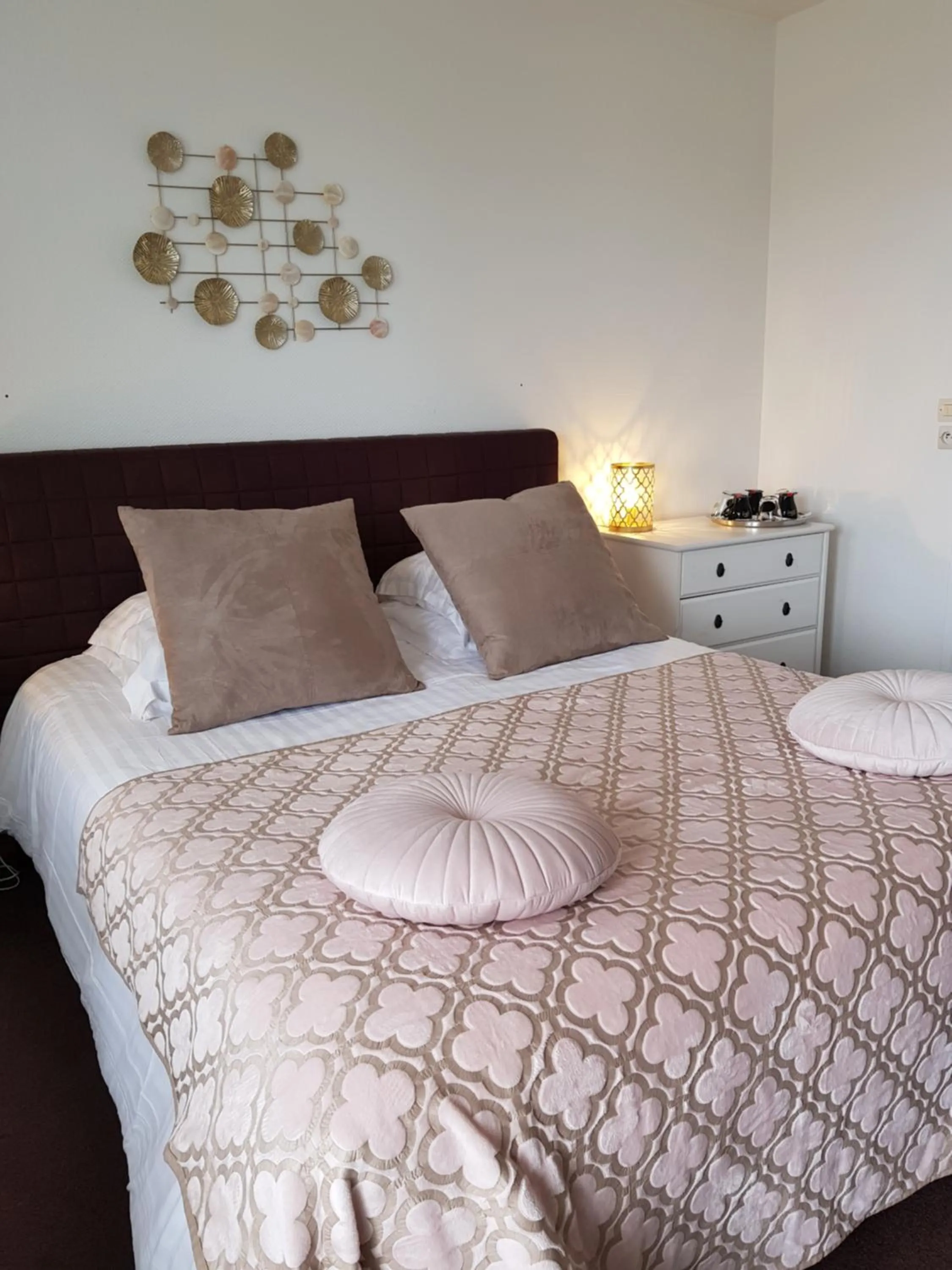 Bedroom, Bed in Hôtel L'ideal le Mountbatten