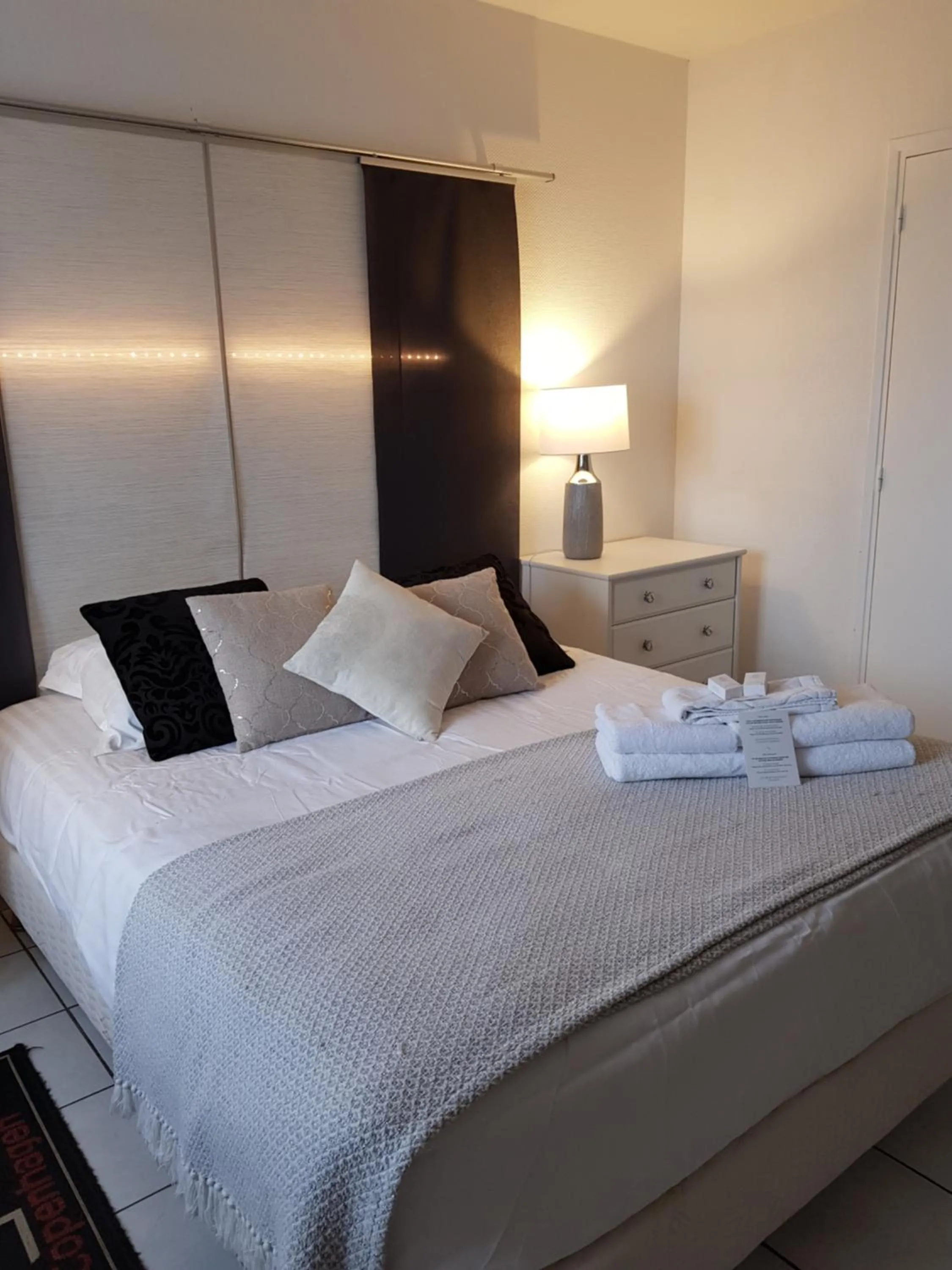 Bedroom, Bed in Hôtel L'ideal le Mountbatten