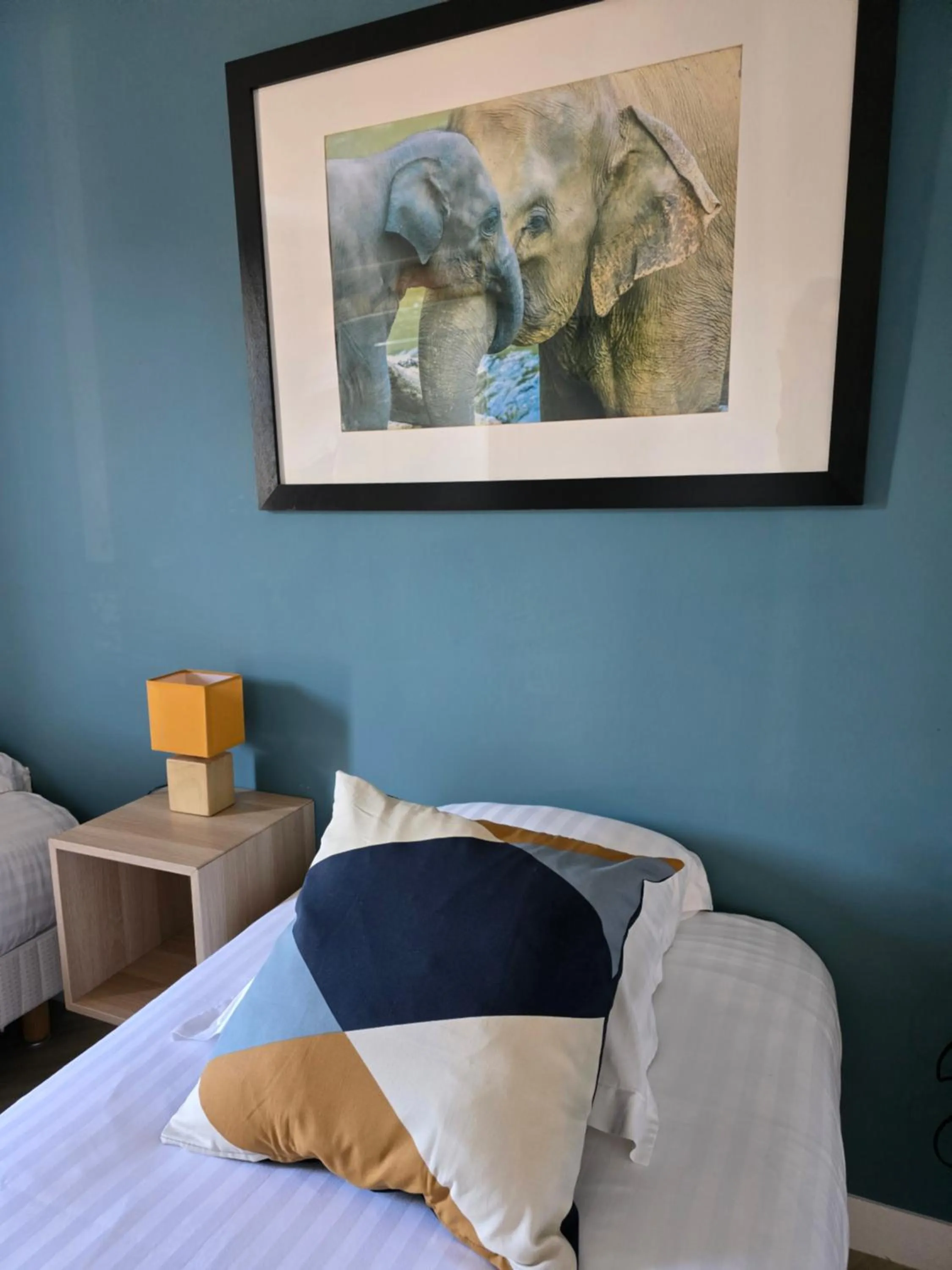 Bed in Hôtel L'ideal le Mountbatten