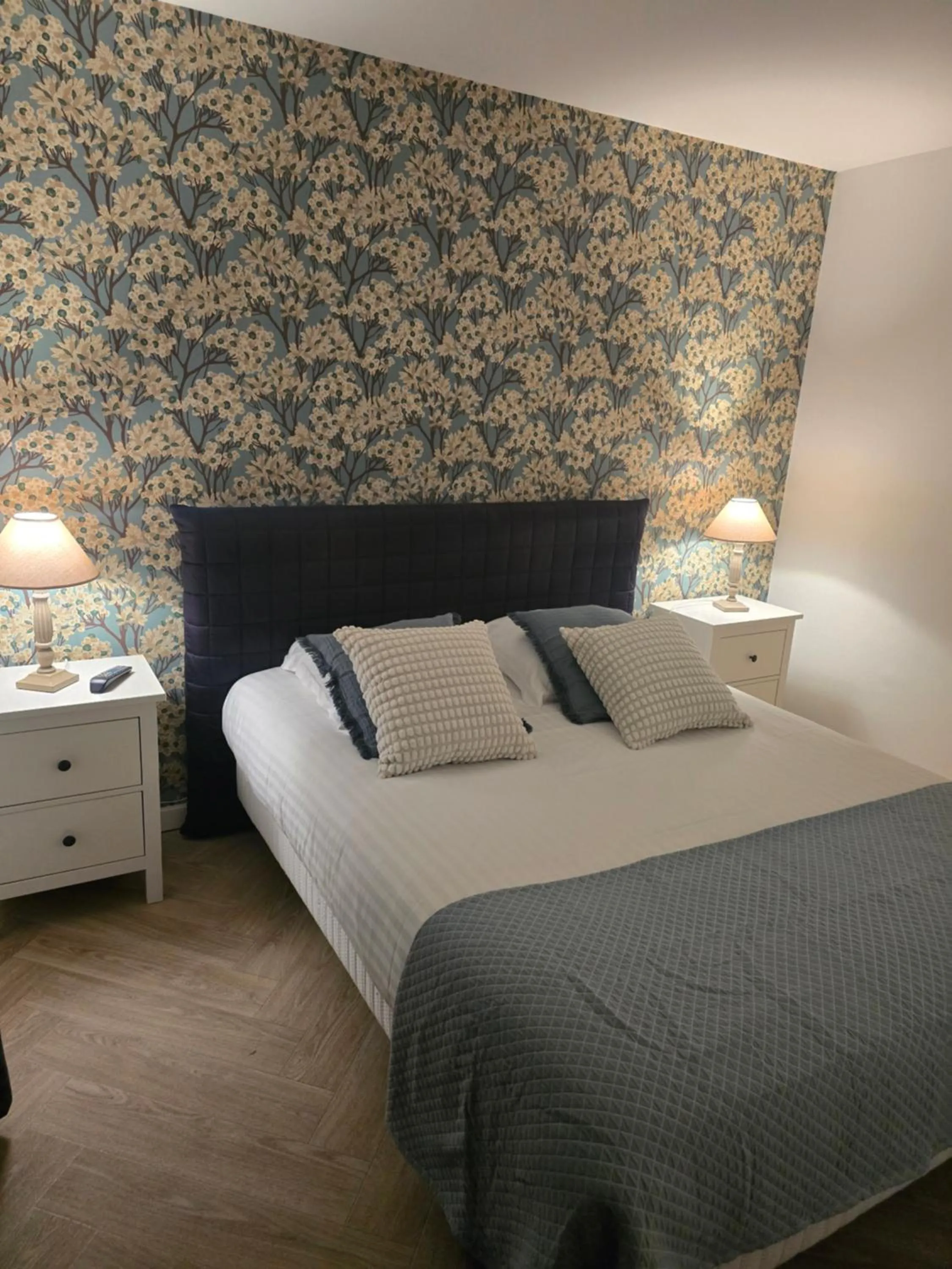 Bedroom, Bed in Hôtel L'ideal le Mountbatten