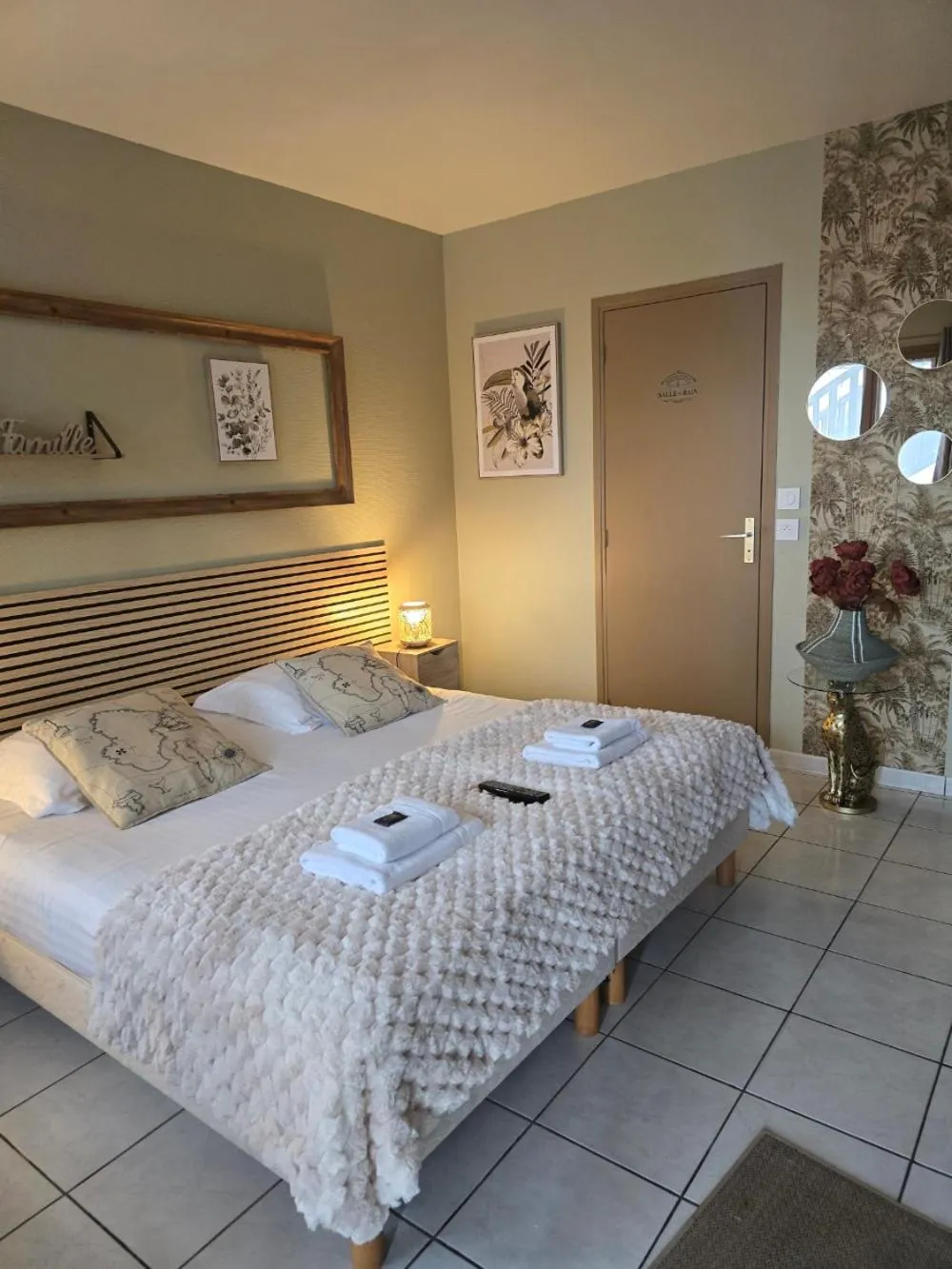 Bed in Hôtel L'ideal le Mountbatten