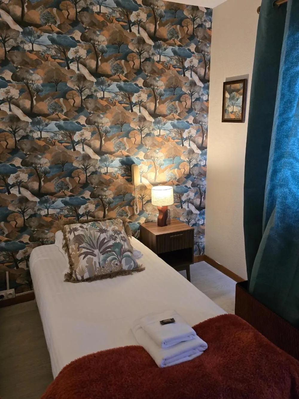 Bed in Hôtel L'ideal le Mountbatten